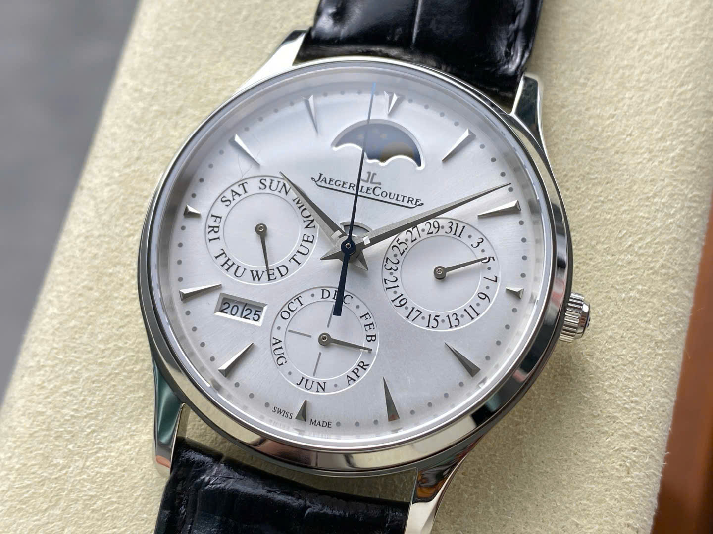 Đồng Hồ Jaeger LeCoultre Master Ultra Slim Perpetual Calendar Mặt Trắng VR Factory 39mm (3) Đồng Hồ Jaeger LeCoultre Master Ultra Slim Perpetual Calendar Mặt Trắng VR Factory 39mm (4)