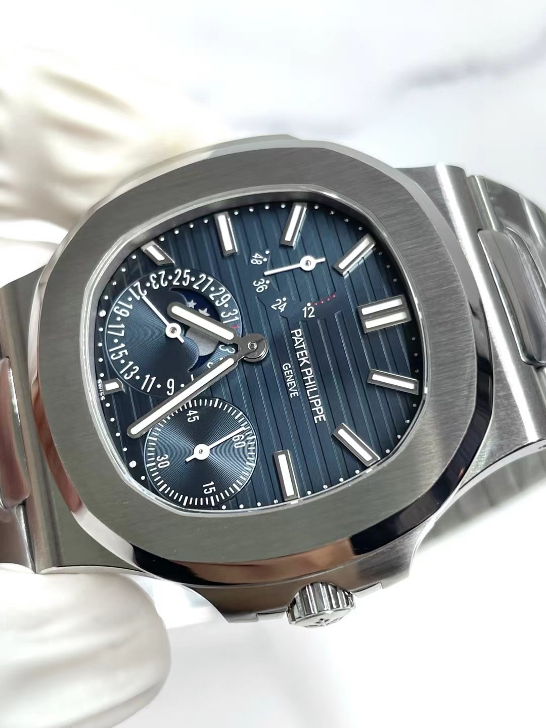 Đồng Hồ Patek Philippe Nautilus 5712 Tinh Chỉnh Mặt Số, Bộ Máy, Dây Đeo VVIP 40mm (5) Đồng Hồ Patek Philippe Nautilus 5712 Tinh Chỉnh Mặt Số, Bộ Máy, Dây Đeo VVIP 40mm (6)