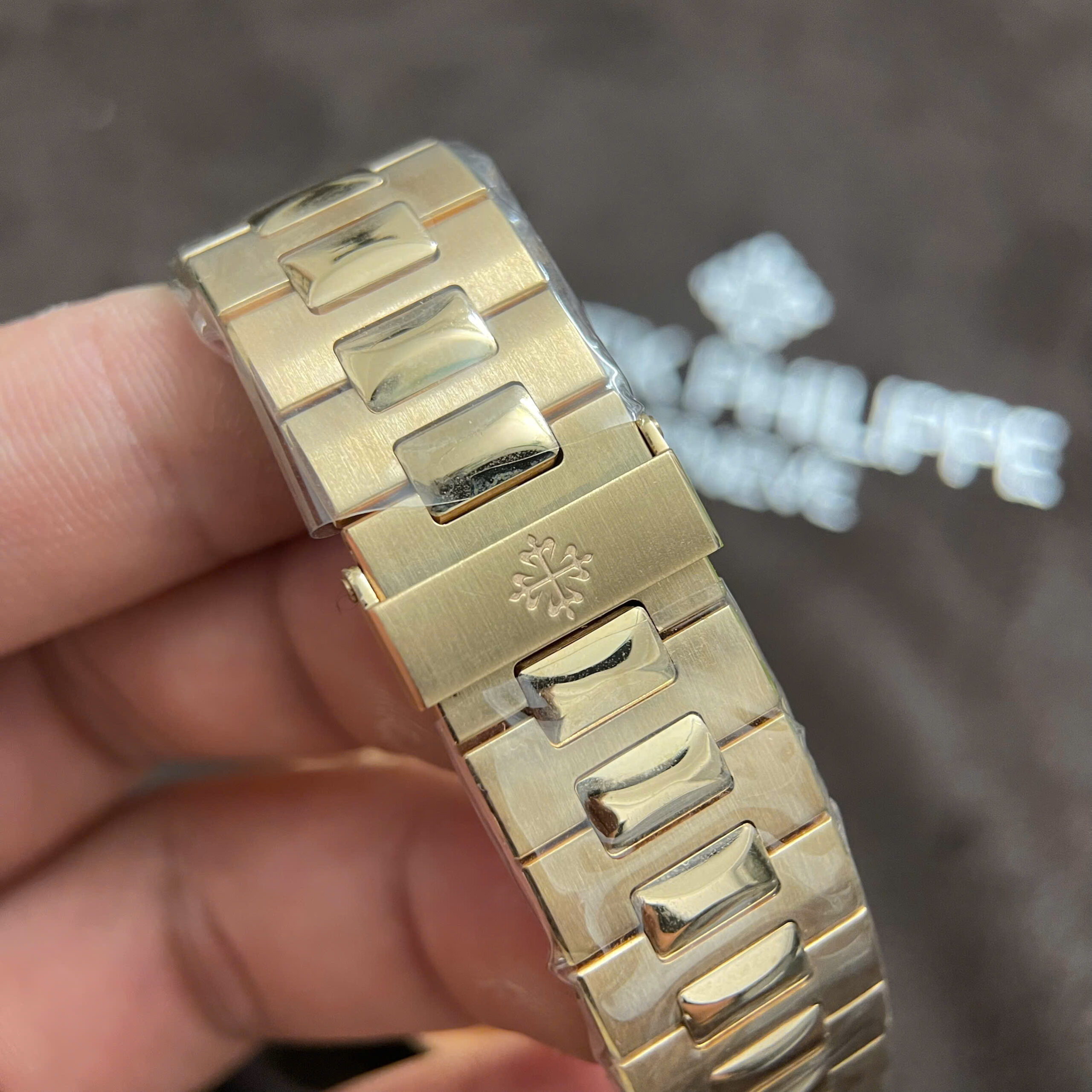 Đồng Hồ Patek Philippe Nautilus 5723-1R-001 Chế Tác Vàng Nguyên Khối Kim Cương 40mm (11) Đồng Hồ Patek Philippe Nautilus 5723-1R-001 Chế Tác Vàng Nguyên Khối Kim Cương 40mm (1)