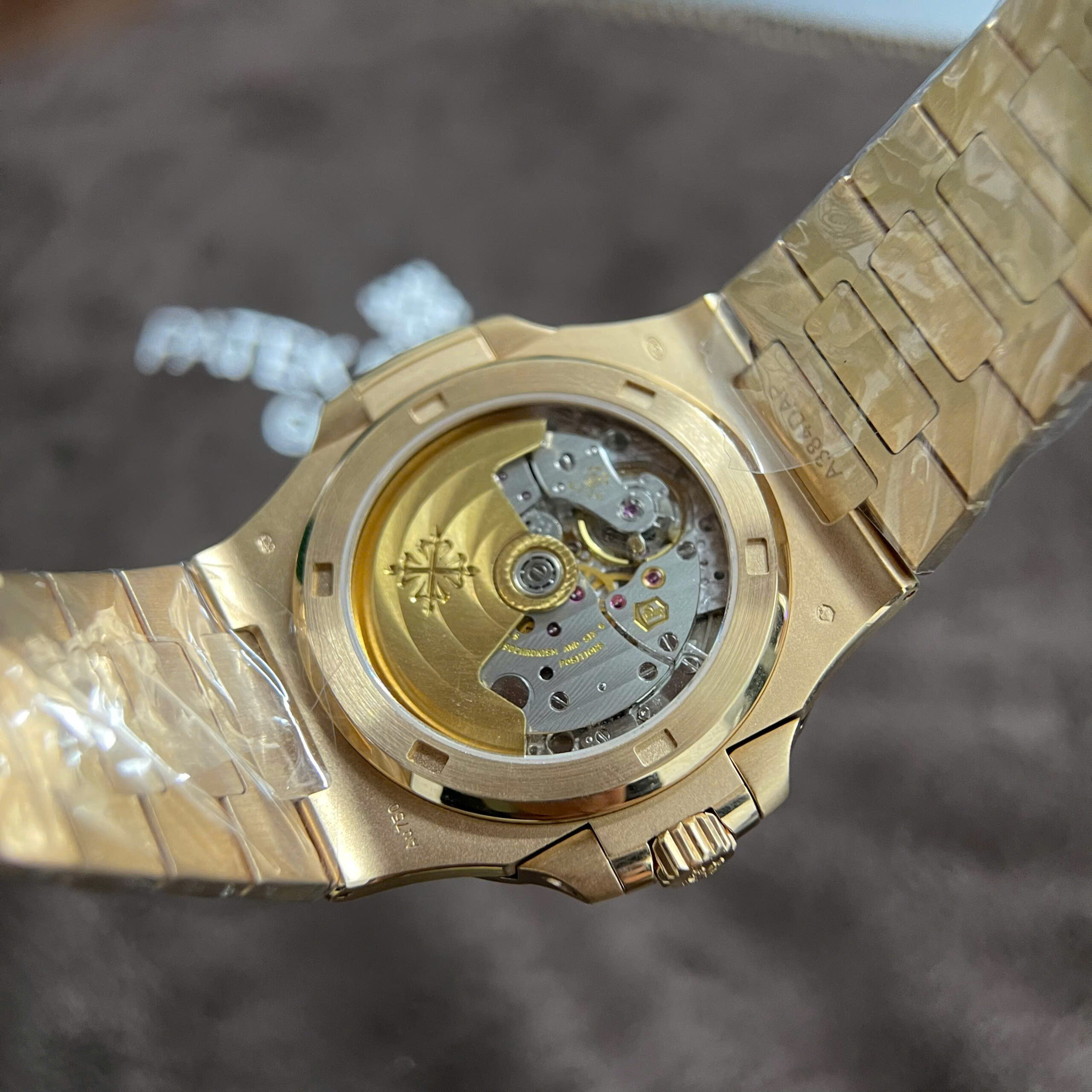 Đồng Hồ Patek Philippe Nautilus 5723-1R-001 Chế Tác Vàng Nguyên Khối Kim Cương 40mm (13) Đồng Hồ Patek Philippe Nautilus 5723-1R-001 Chế Tác Vàng Nguyên Khối Kim Cương 40mm (1)