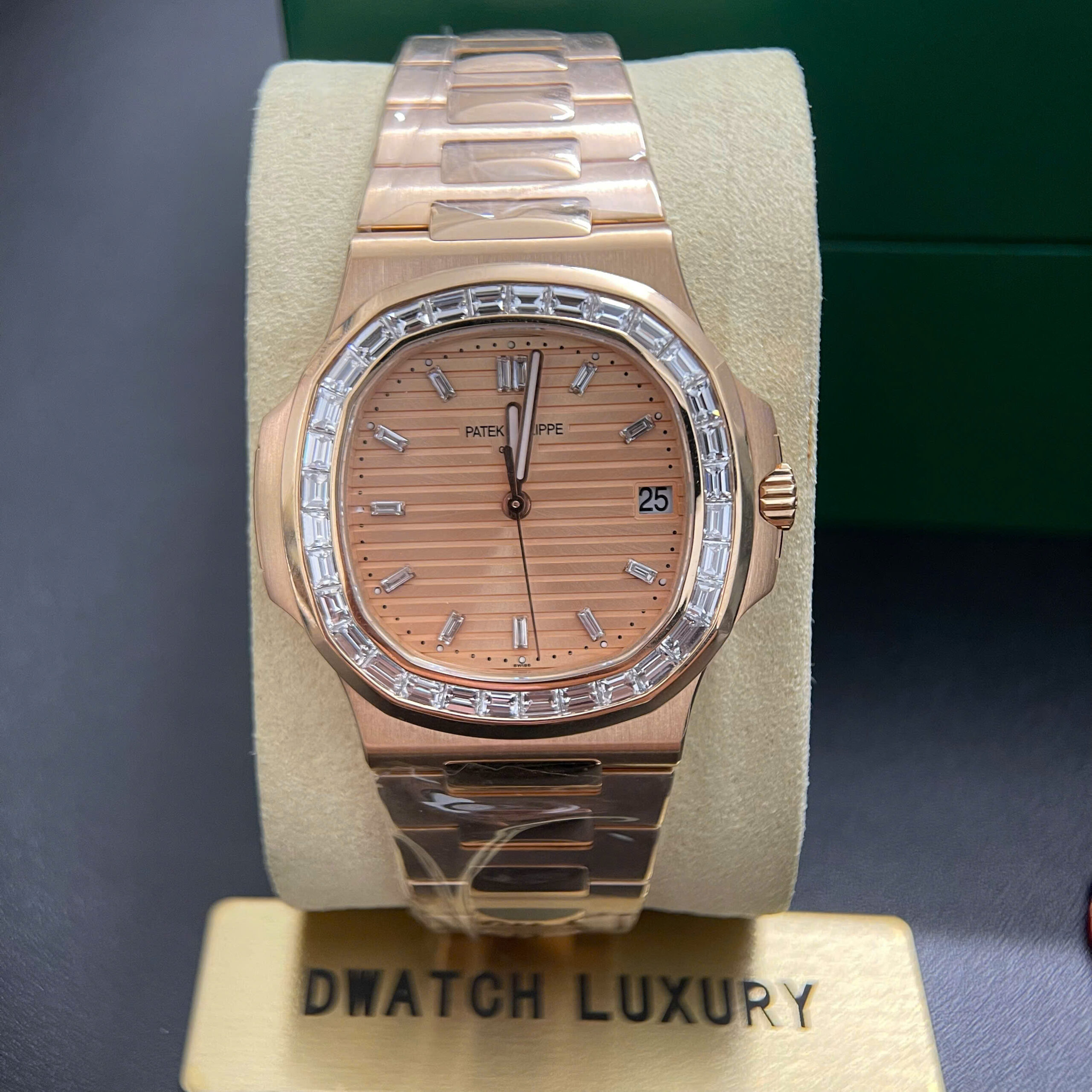 Đồng Hồ Patek Philippe Nautilus 5723-1R-001 Chế Tác Vàng Nguyên Khối Kim Cương 40mm (17) Đồng Hồ Patek Philippe Nautilus 5723/1R-001