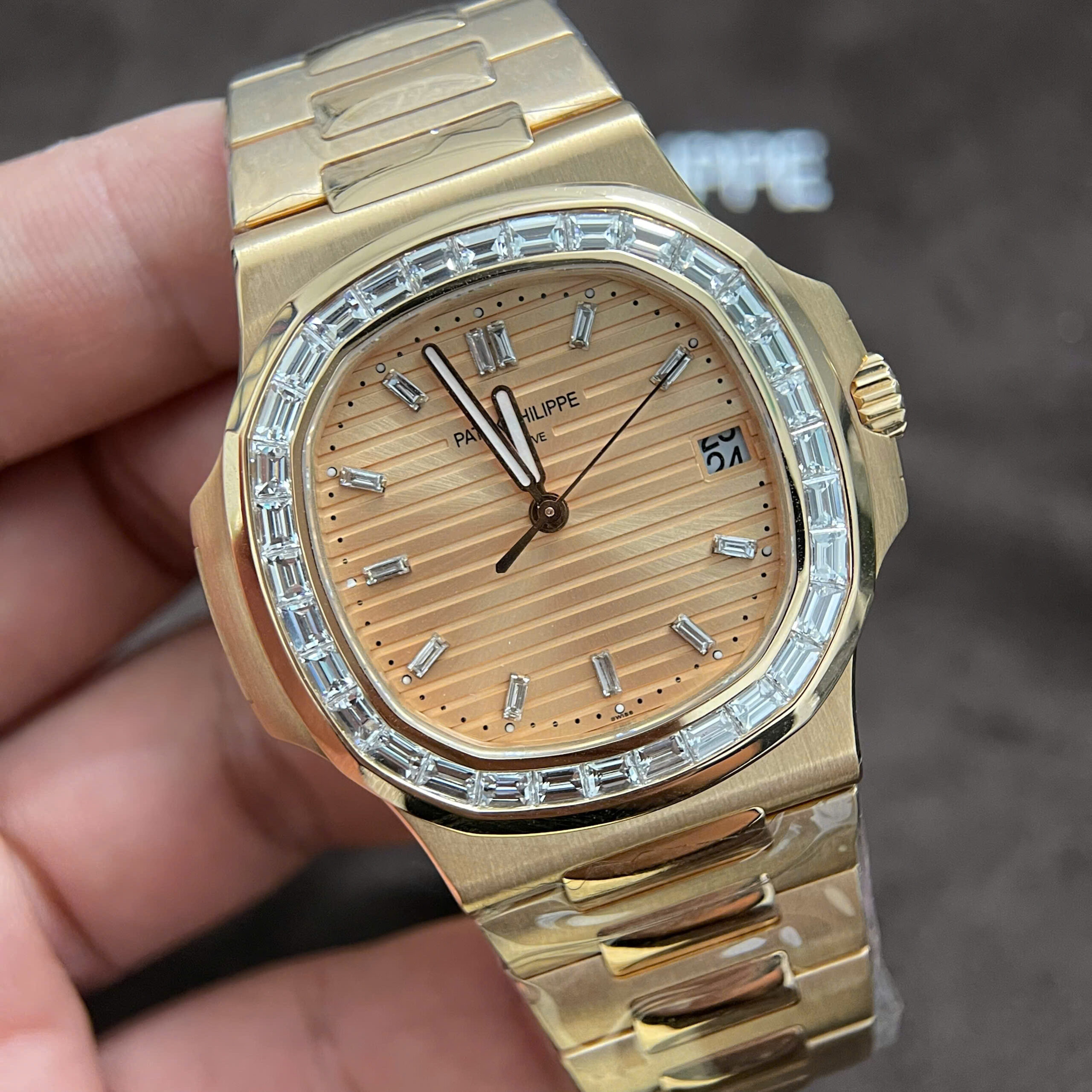 Đồng Hồ Patek Philippe Nautilus 5723-1R-001 Chế Tác Vàng Nguyên Khối Kim Cương 40mm (2) Đồng Hồ Patek Philippe Nautilus 5723-1R-001 Chế Tác Vàng Nguyên Khối Kim Cương 40mm (1)