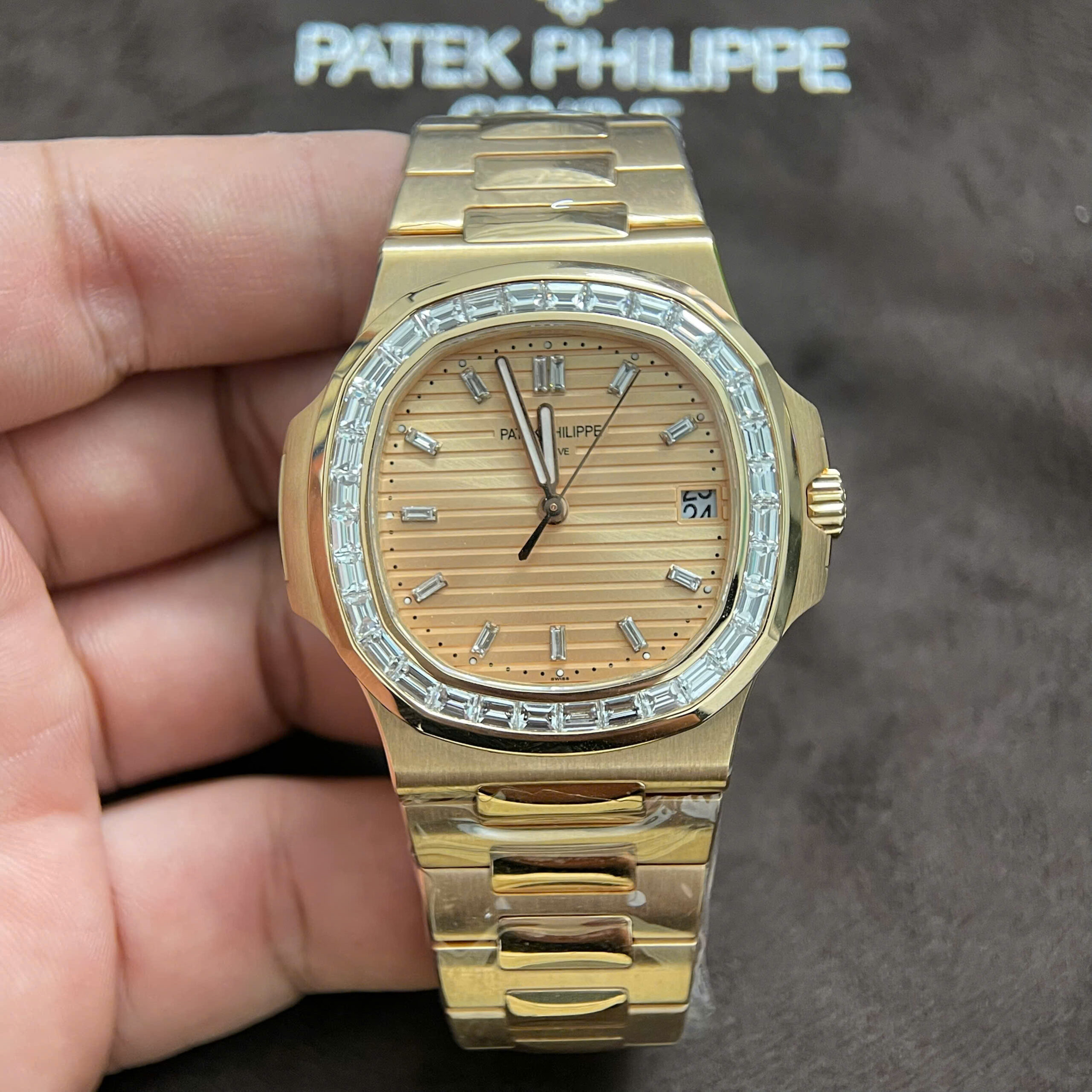 Đồng Hồ Patek Philippe Nautilus 5723-1R-001 Chế Tác Vàng Nguyên Khối Kim Cương 40mm (3) Đồng Hồ Patek Philippe Nautilus 5723-1R-001 Chế Tác Vàng Nguyên Khối Kim Cương 40mm (1)