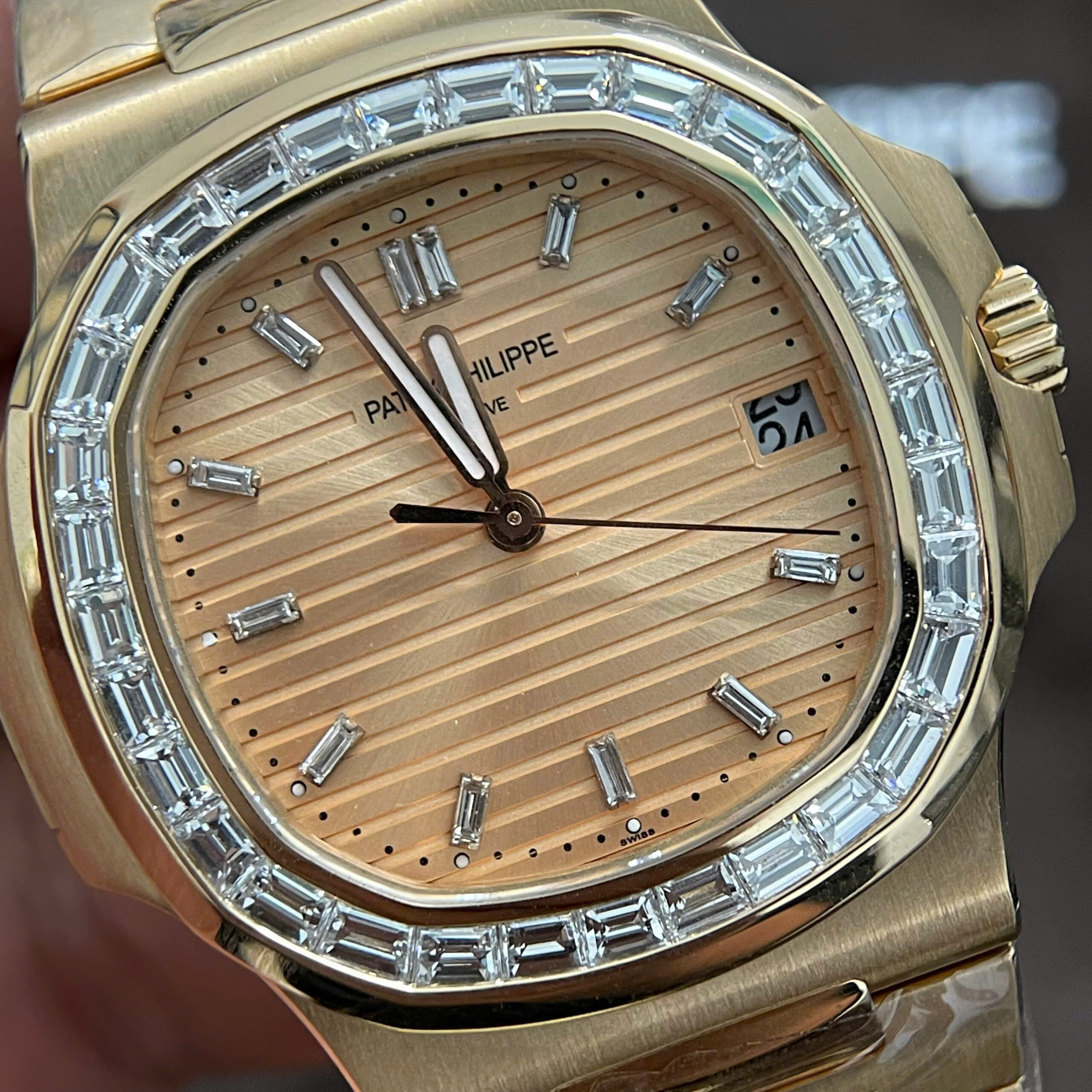 Đồng Hồ Patek Philippe Nautilus 5723-1R-001 Chế Tác Vàng Nguyên Khối Kim Cương 40mm (4) Đồng Hồ Patek Philippe Nautilus 5723-1R-001 Chế Tác Vàng Nguyên Khối Kim Cương 40mm (1)