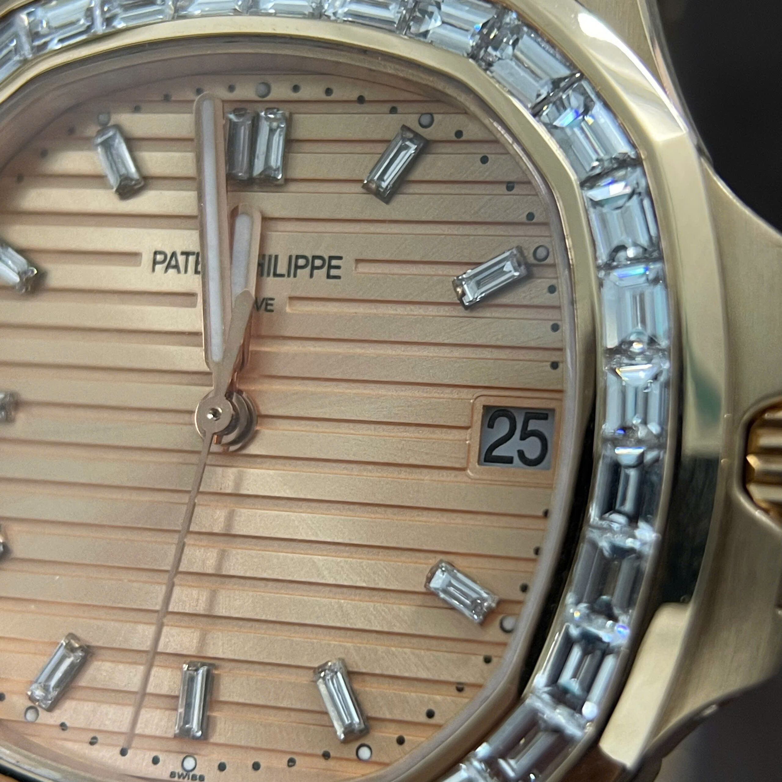 Đồng Hồ Patek Philippe Nautilus 5723-1R-001 Chế Tác Vàng Nguyên Khối Kim Cương 40mm (8) Đồng Hồ Patek Philippe Nautilus 5723-1R-001 Chế Tác Vàng Nguyên Khối Kim Cương 40mm (1)