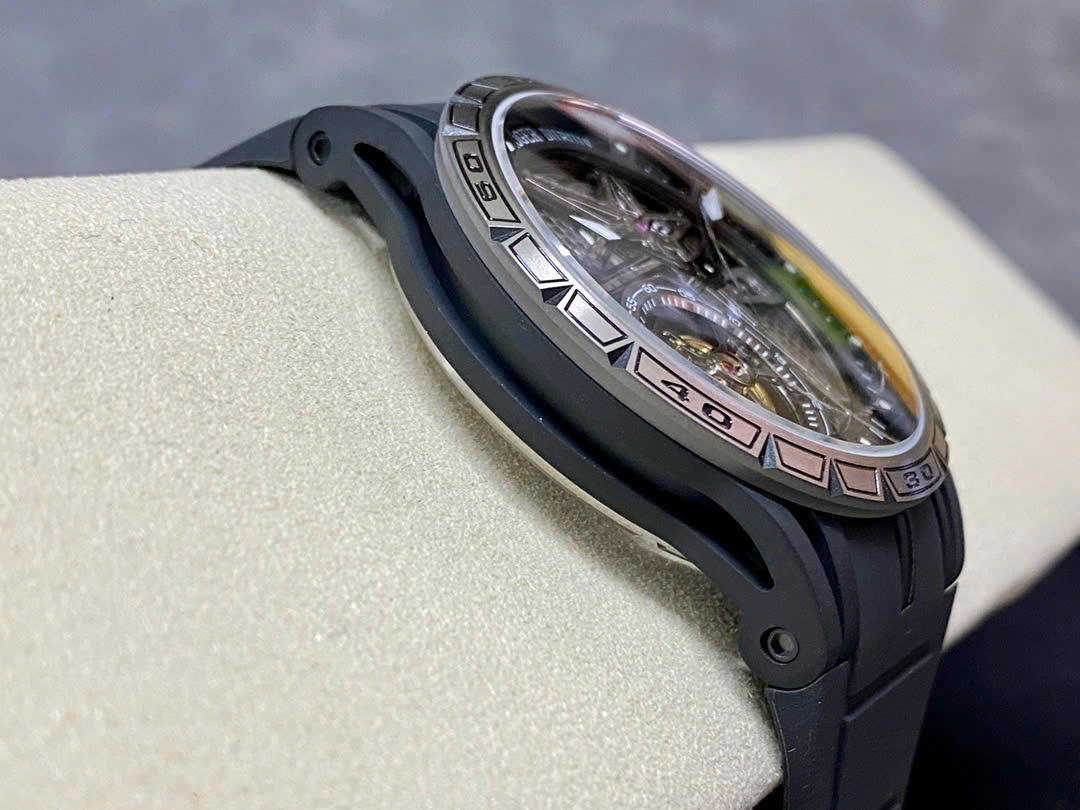 Đồng Hồ Roger Dubuis Excalibur Spider Black Dlc Titanium RDDBEX0815 Chế Tác 45mm (6) Đồng Hồ Roger Dubuis Excalibur Spider Black Dlc Titanium RDDBEX0815 Chế Tác 45mm (1)