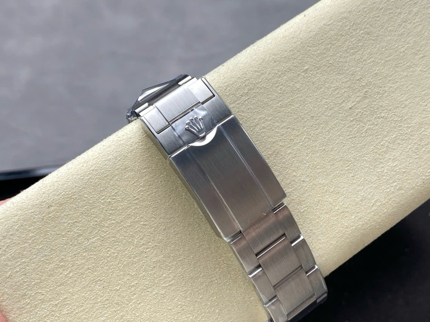 Đồng Hồ Rolex Explorer II 226570 Mặt Số Trắng Chế Tác Nhà Máy AR 42mm (7) Đồng Hồ Rolex Explorer II 226570 Mặt Số Trắng Chế Tác Nhà Máy AR 42mm (2)