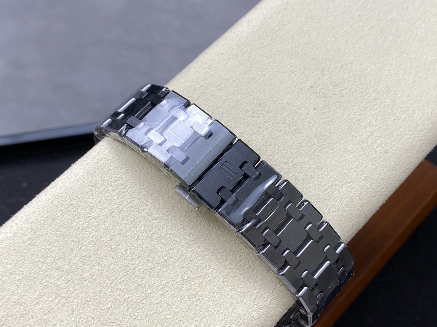 Đồng Hồ Audemars Piguet Royal Oak 15416CE Chế Tác Vỏ Gốm Đen THB Factory 41mm (3) Đồng Hồ Audemars Piguet Royal Oak 15416CE Chế Tác Vỏ Gốm Đen THB Factory 41mm (1)