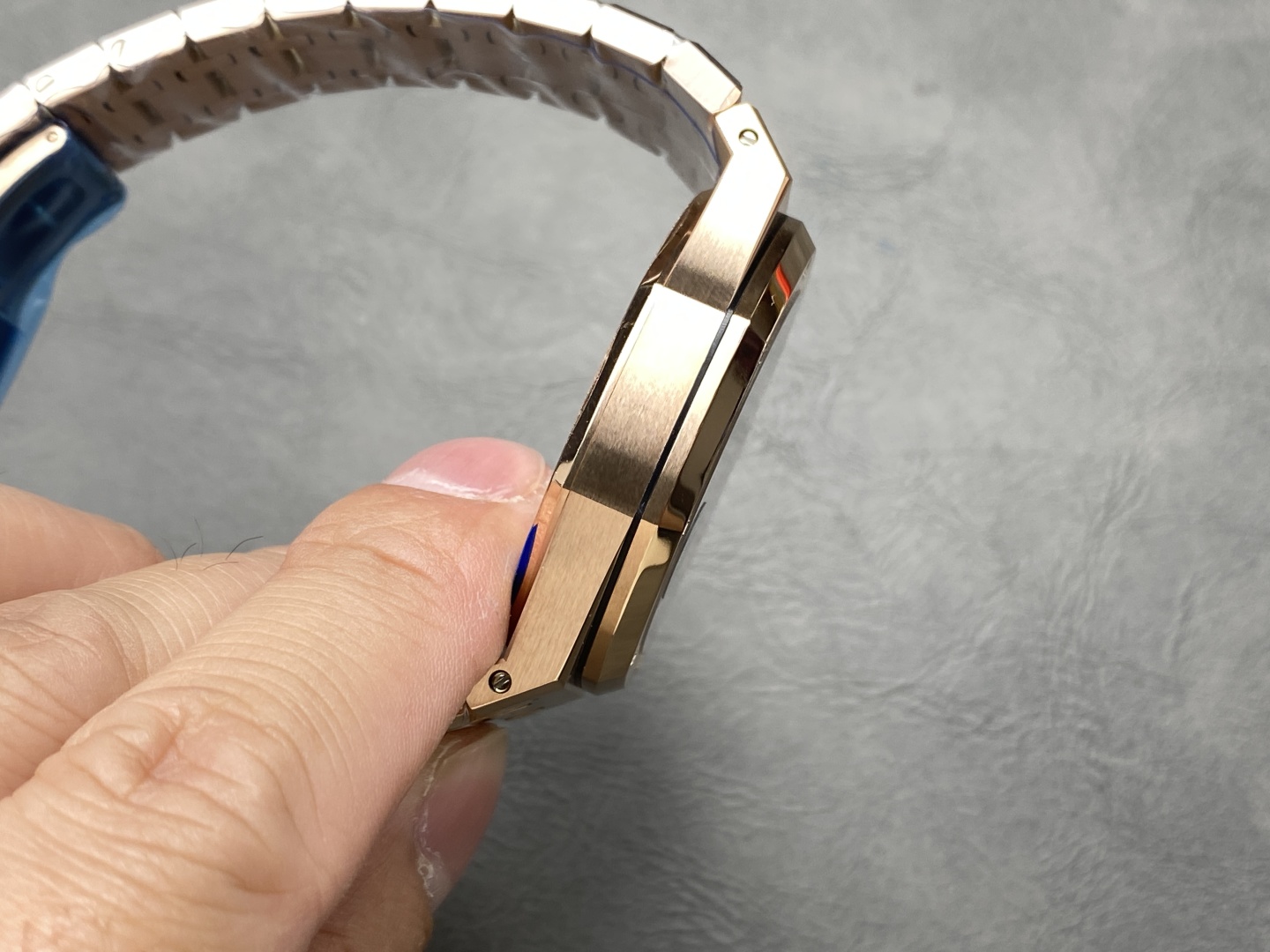 Đồng Hồ Audemars Piguet Royal Oak 15510OR Mặt Xanh Dương Nhà Máy APS 41mm (5) Đồng Hồ Audemars Piguet Royal Oak 15510OR Mặt Xanh Dương Nhà Máy APS 41mm (1)