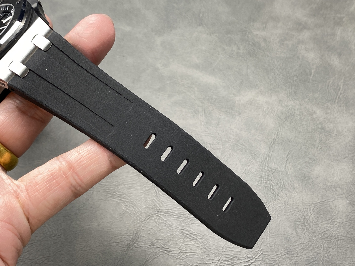 Đồng Hồ Audemars Piguet Royal Oak 15710ST Màu Đen Chế Tác 41mm (1) Đồng Hồ Audemars Piguet Royal Oak 15710ST Màu Đen Chế Tác 41mm (9)