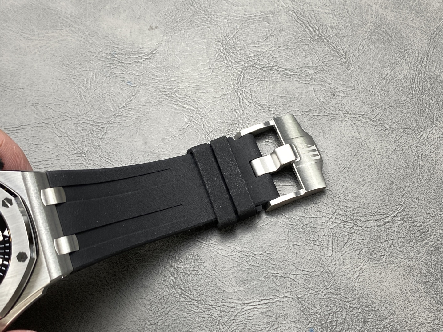 Đồng Hồ Audemars Piguet Royal Oak 15710ST Màu Đen Chế Tác 41mm (2) Đồng Hồ Audemars Piguet Royal Oak 15710ST Màu Đen Chế Tác 41mm (9)