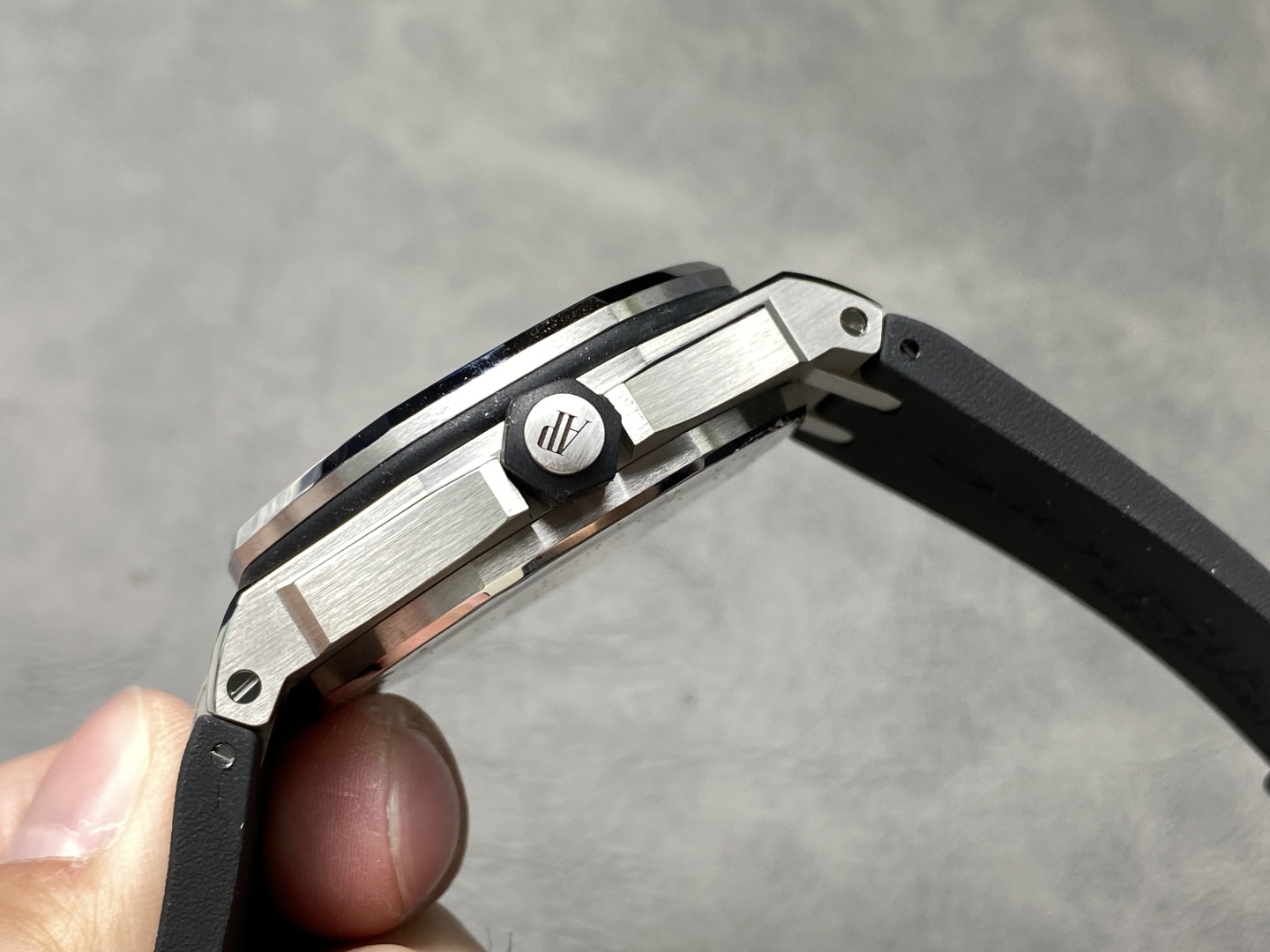 Đồng Hồ Audemars Piguet Royal Oak 15710ST Màu Đen Chế Tác 41mm (4) Đồng Hồ Audemars Piguet Royal Oak 15710ST Màu Đen Chế Tác 41mm (9)