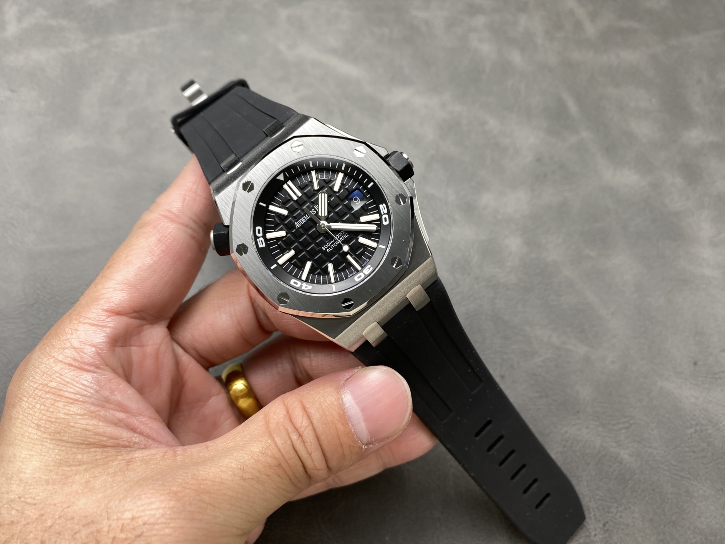 Đồng Hồ Audemars Piguet Royal Oak 15710ST Màu Đen Chế Tác 41mm (6) Đồng Hồ Audemars Piguet Royal Oak 15710ST Màu Đen Chế Tác 41mm (9)