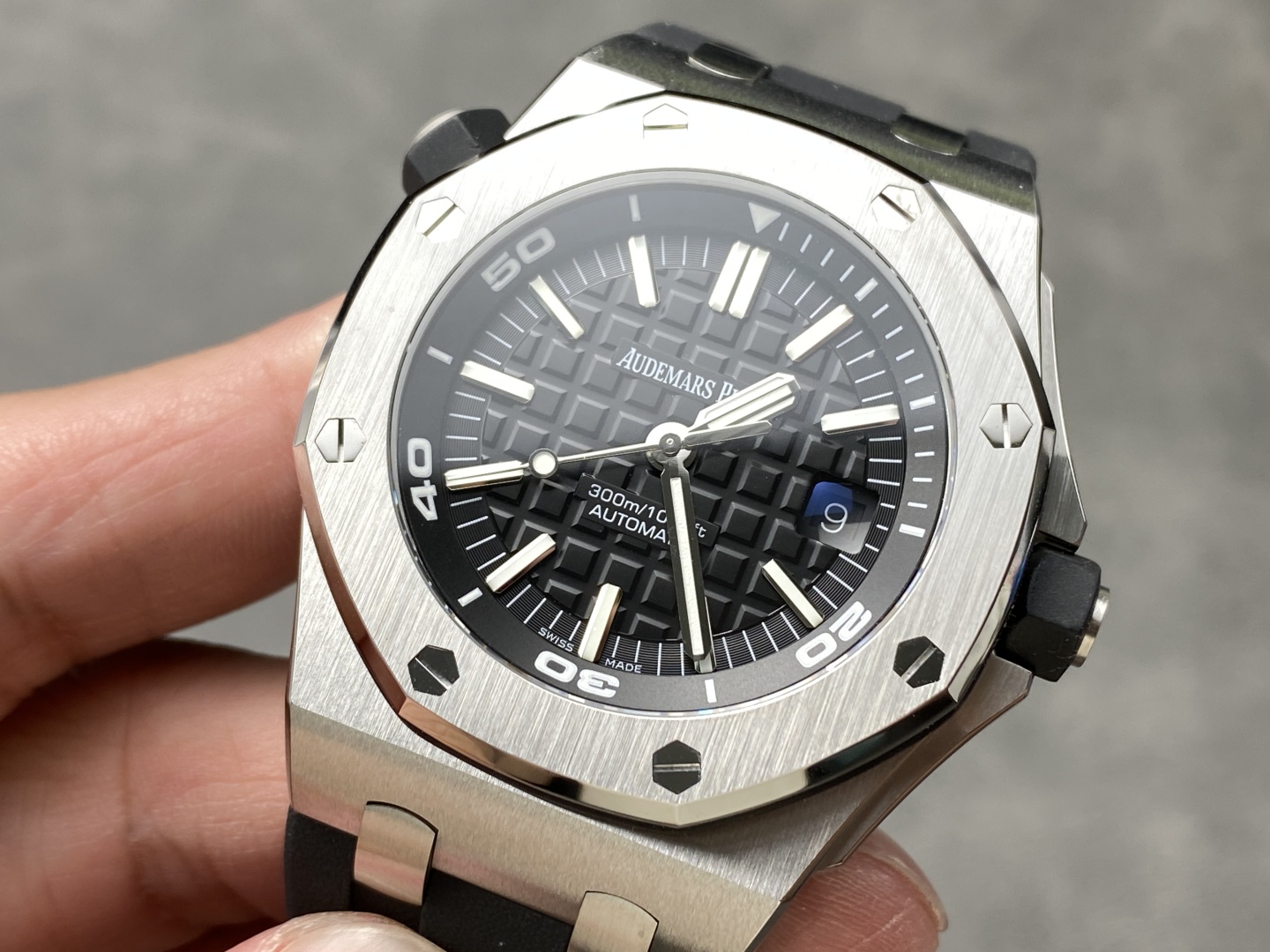 Đồng Hồ Audemars Piguet Royal Oak 15710ST Màu Đen Chế Tác 41mm (7) Đồng Hồ Audemars Piguet Royal Oak 15710ST Màu Đen Chế Tác 41mm (9)