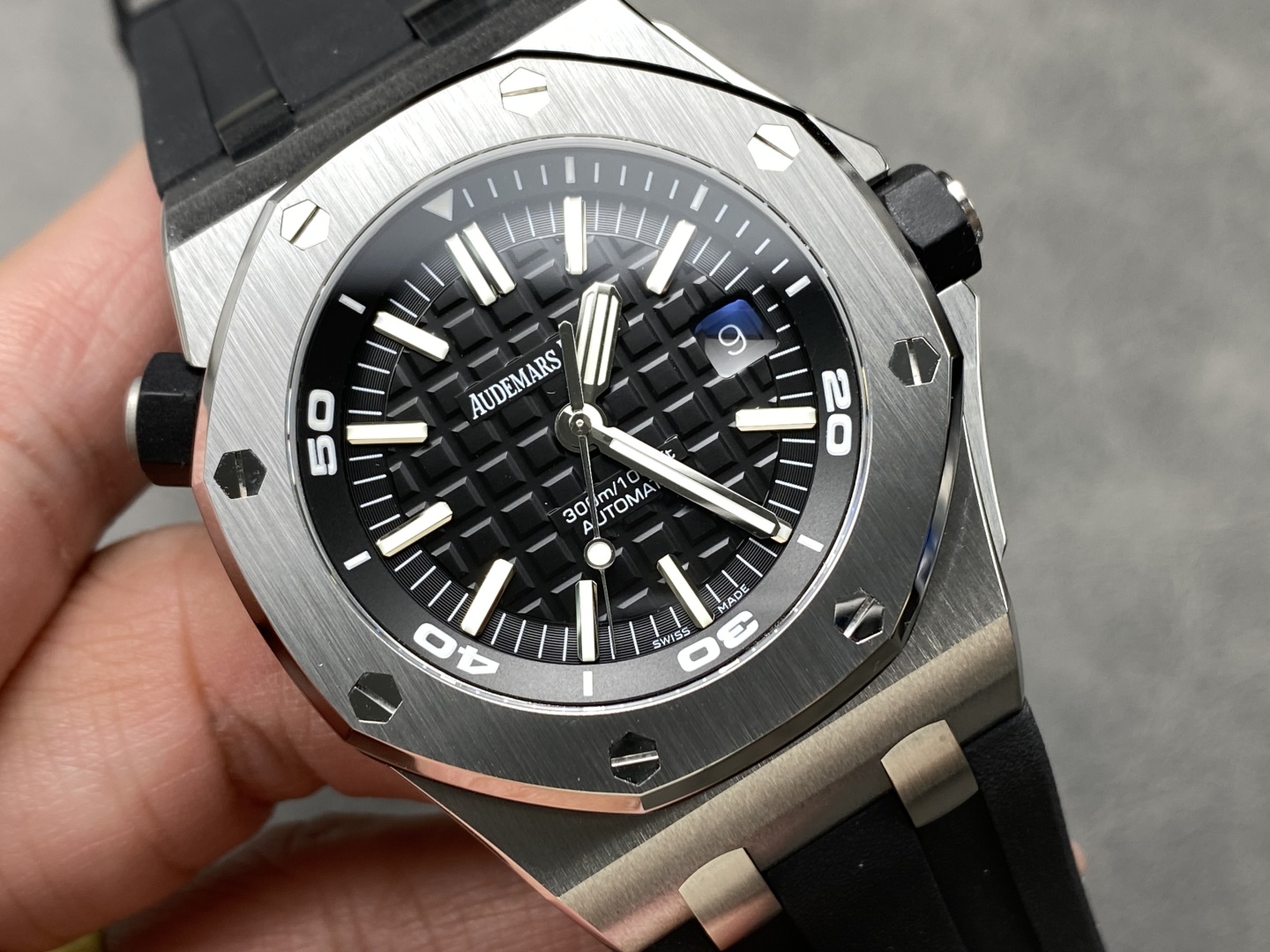 Đồng Hồ Audemars Piguet Royal Oak 15710ST Màu Đen Chế Tác 41mm (8) Đồng Hồ Audemars Piguet Royal Oak 15710ST Màu Đen Chế Tác 41mm (9)