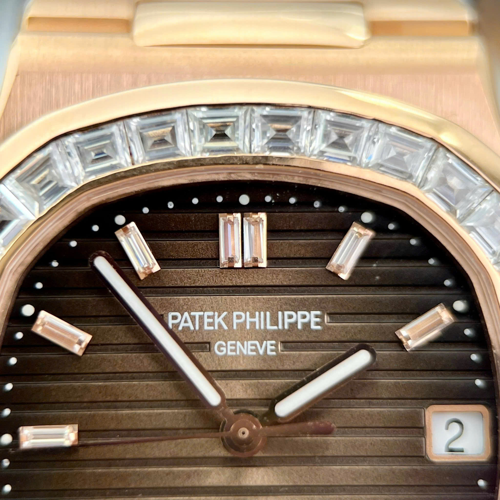 Đồng Hồ Patek Philippe Nautilus 5723 Chế Tác Bọc Vàng Hồng Đính Moissanite Xưởng 3K 40mm (1) Đồng Hồ Patek Philippe Nautilus 5723 Chế Tác Bọc Vàng Hồng Đính Moissanite Xưởng 3K 40mm (1)