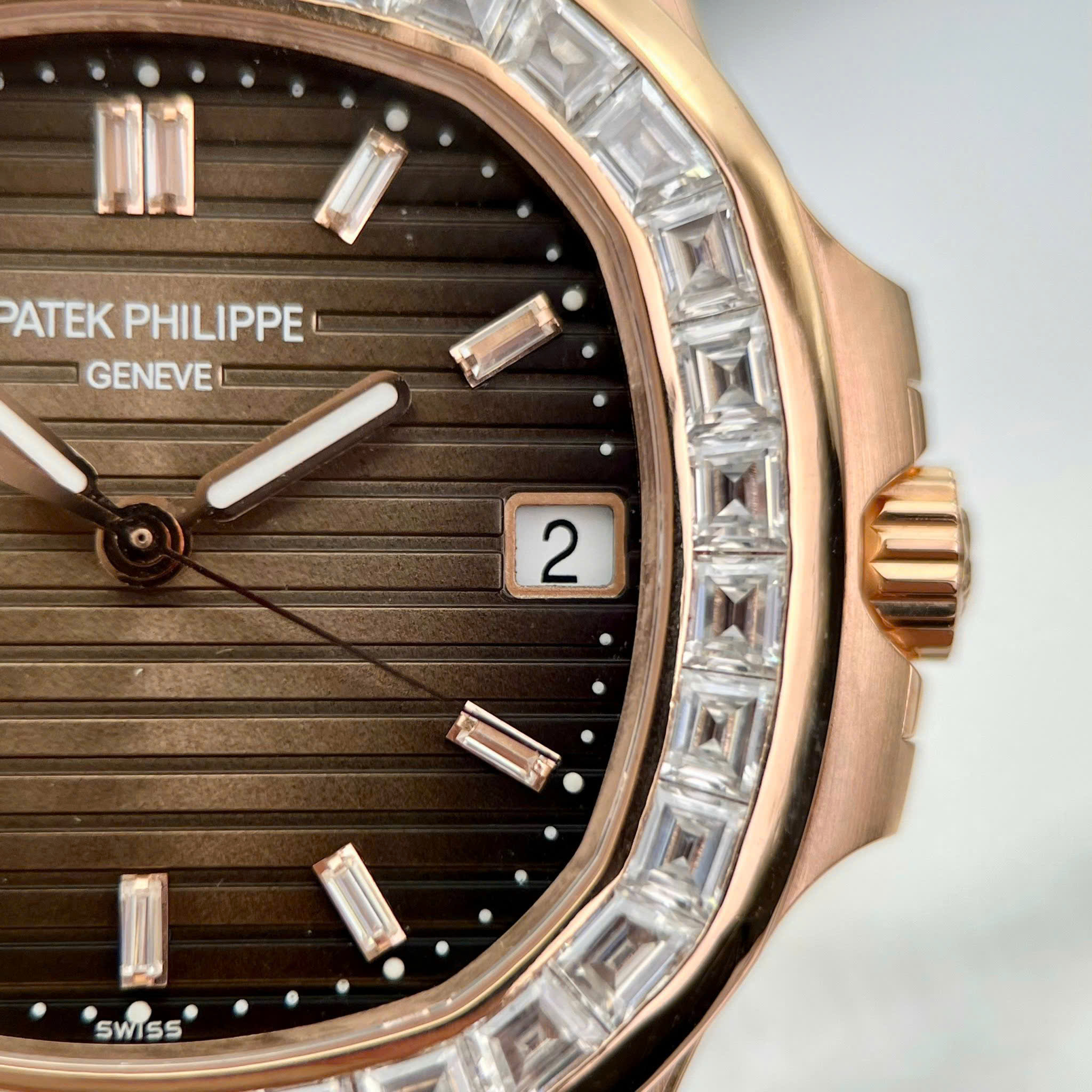 Đồng Hồ Patek Philippe Nautilus 5723 Chế Tác Bọc Vàng Hồng Đính Moissanite Xưởng 3K 40mm (4) Đồng Hồ Patek Philippe Nautilus 5723 Chế Tác Bọc Vàng Hồng Đính Moissanite Xưởng 3K 40mm (1)