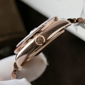 Đồng Hồ Rolex Day-Date Nữ Bọc Vàng Đính Đá Ruby Đỏ & Moissanite Chế Tác 31mm (10)