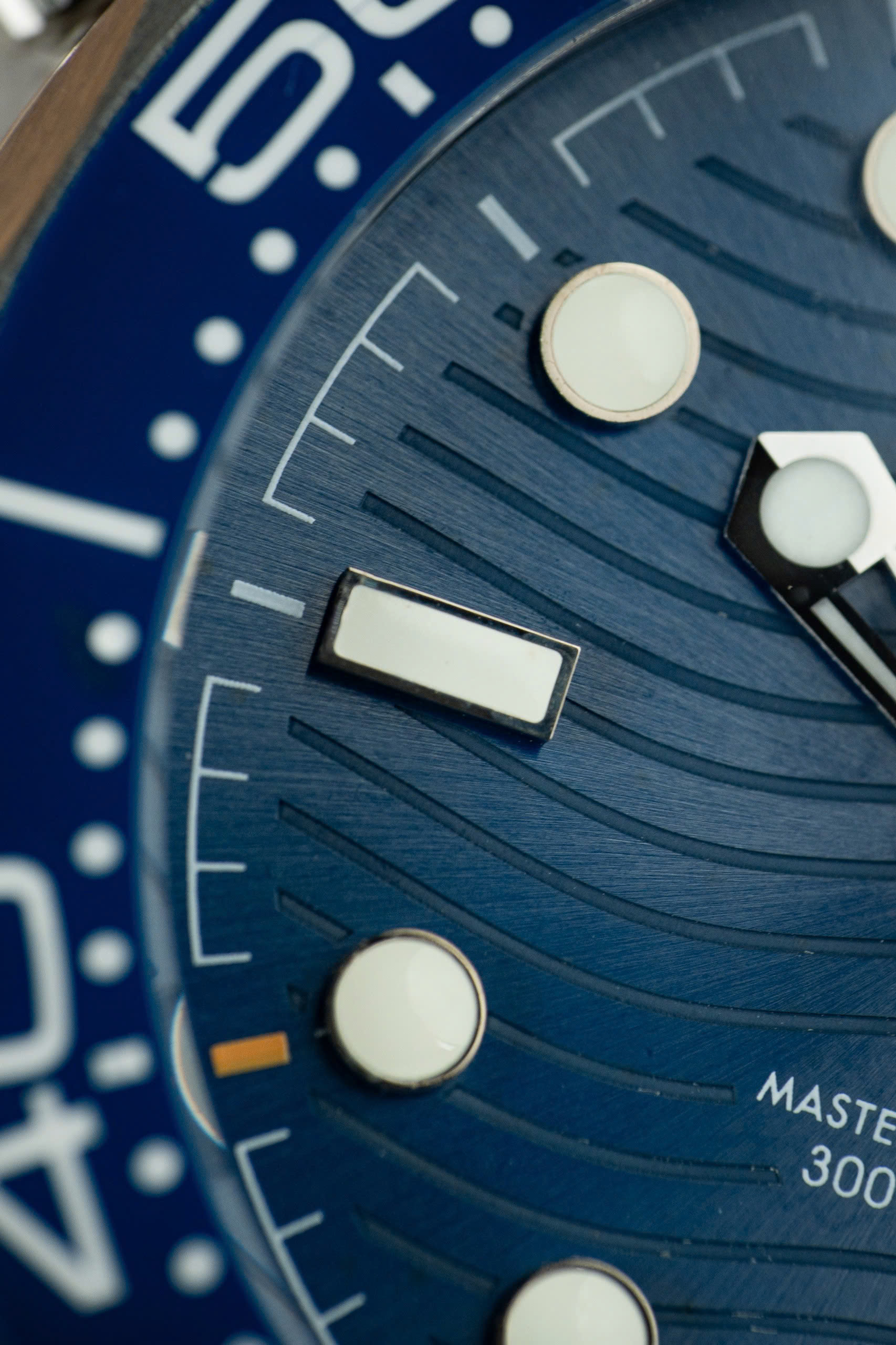 Đồng Hồ Chế Tác Omega Seamaster Diver 300M Mặt Số Xám Nhà Máy VS 42mm (10) Đồng Hồ Chế Tác Omega Seamaster Diver 300M Mặt Số Xám Nhà Máy VS 42mm (11)