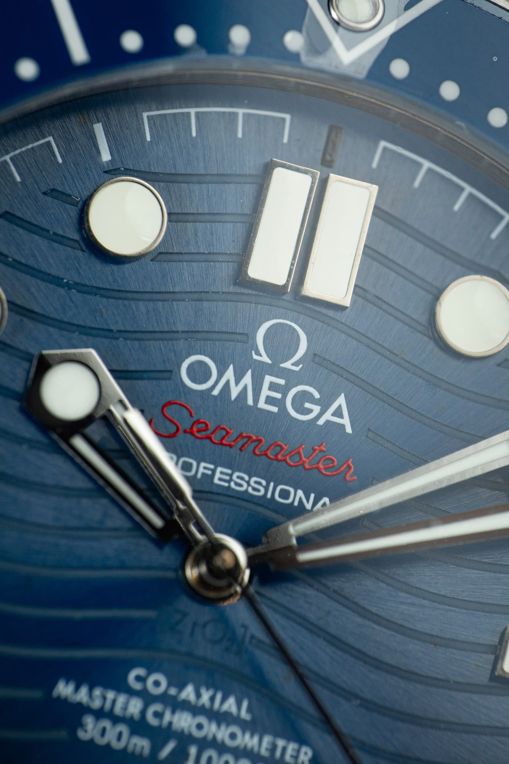 Đồng Hồ Chế Tác Omega Seamaster Diver 300M Mặt Số Xám Nhà Máy VS 42mm (9) Đồng Hồ Chế Tác Omega Seamaster Diver 300M Mặt Số Trắng Nhà Máy VS Nam 42mm (1)