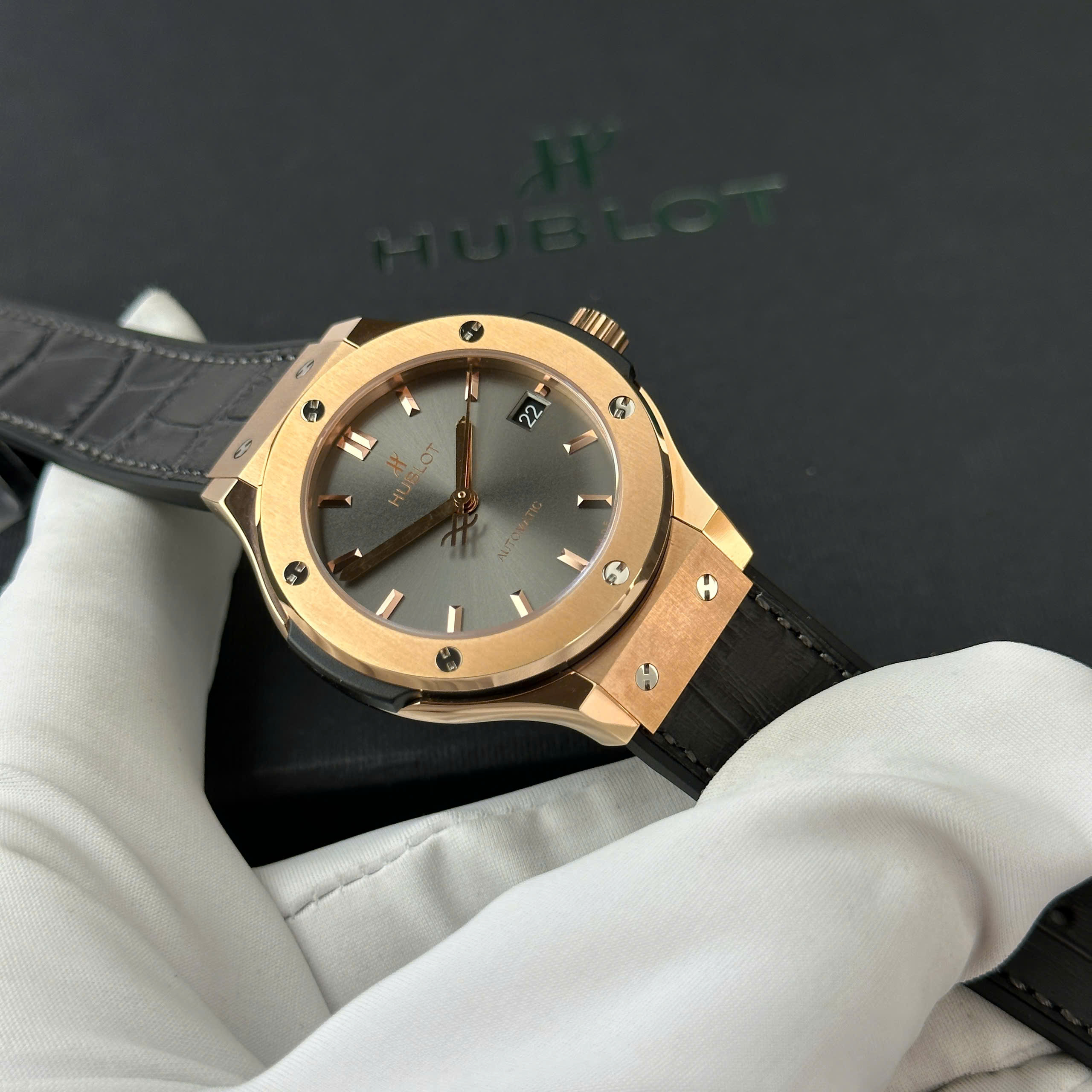 Đồng Hồ Hublot Classic Fusion King Gold Rep 11 Cao Cấp Mặt Số Xám Nhà Máy JJF 38mm (2) Đồng Hồ Hublot Classic Fusion King Gold Rep 11 Cao Cấp Mặt Số Xám Nhà Máy JJF 38mm (9)
