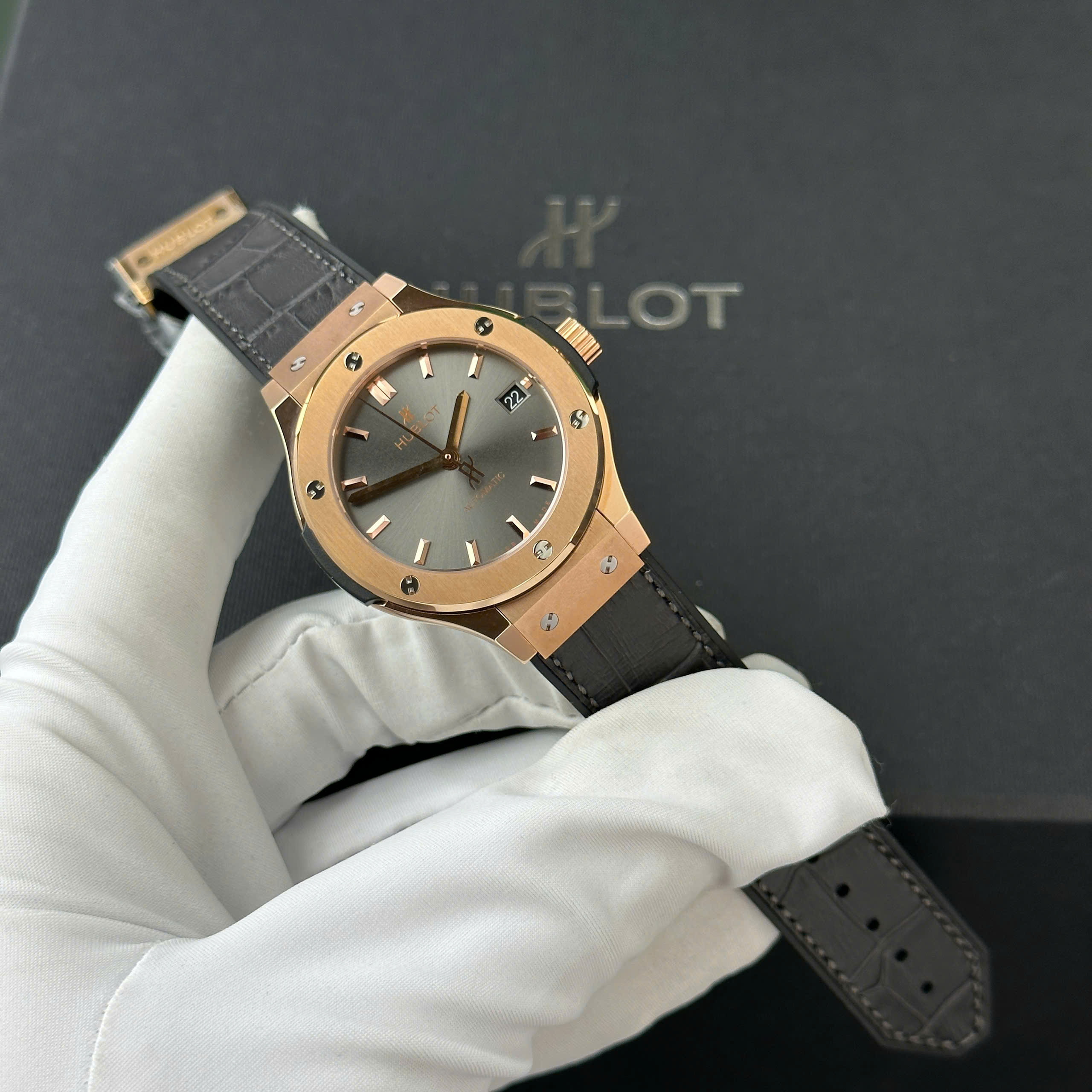Đồng Hồ Hublot Classic Fusion King Gold Rep 11 Cao Cấp Mặt Số Xám Nhà Máy JJF 38mm (5) Đồng Hồ Hublot Classic Fusion King Gold Rep 11 Cao Cấp Mặt Số Xám Nhà Máy JJF 38mm (9)