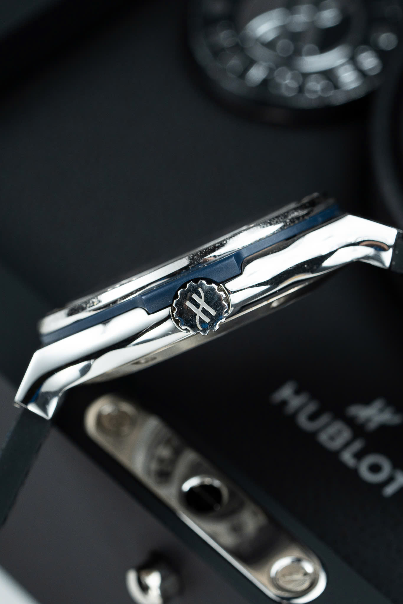 Đồng Hồ Hublot Classic Fusion Titanium Rainbow Chế Tác Viền Đá Quý Nhân Tạo 42mm (1) Đồng Hồ Hublot Classic Fusion Titanium Rainbow Chế Tác Viền Đá Quý Nhân Tạo 42mm (11)