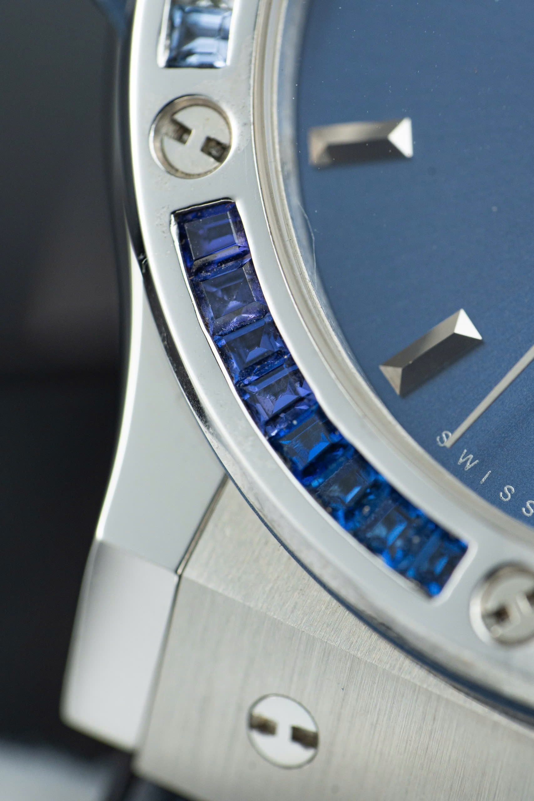 Đồng Hồ Hublot Classic Fusion Titanium Rainbow Chế Tác Viền Đá Quý Nhân Tạo 42mm (10)