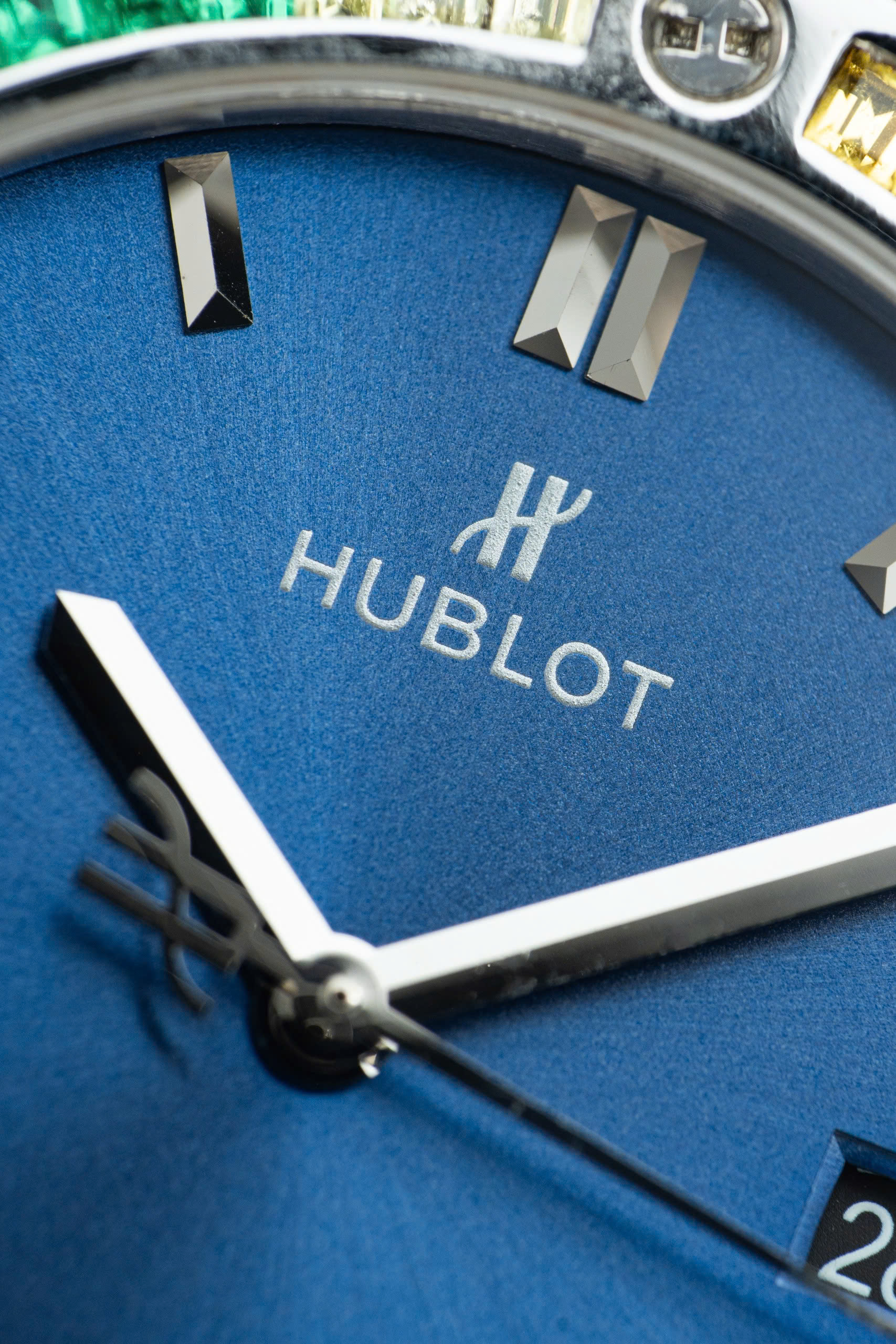 Đồng Hồ Hublot Classic Fusion Titanium Rainbow Chế Tác Viền Đá Quý Nhân Tạo 42mm (11) Đồng Hồ Hublot Classic Fusion Titanium Rainbow Chế Tác Viền Đá Quý Nhân Tạo 42mm (11)
