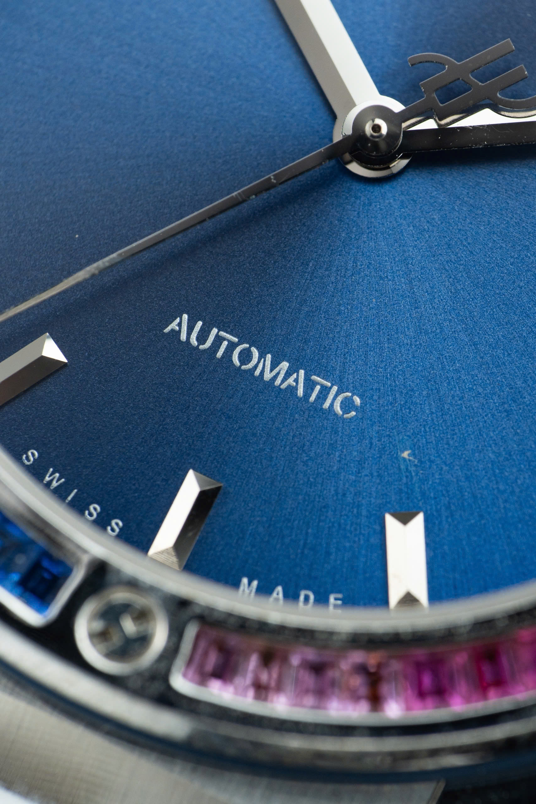 Đồng Hồ Hublot Classic Fusion Titanium Rainbow Chế Tác Viền Đá Quý Nhân Tạo 42mm (13)