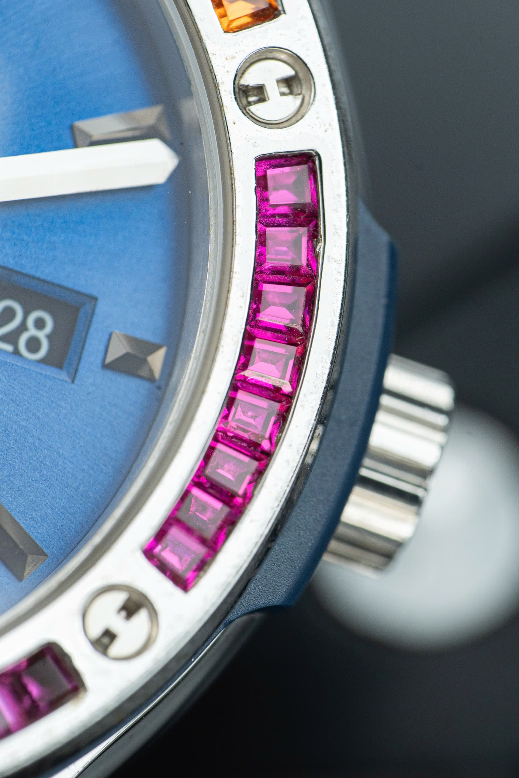 Đồng Hồ Hublot Classic Fusion Titanium Rainbow Chế Tác Viền Đá Quý Nhân Tạo 42mm (14)