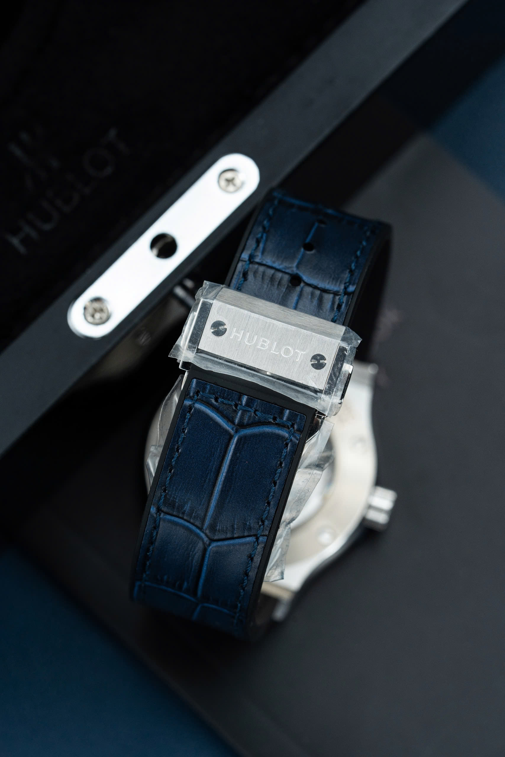 Đồng Hồ Hublot Classic Fusion Titanium Rainbow Chế Tác Viền Đá Quý Nhân Tạo 42mm (4) Đồng Hồ Hublot Classic Fusion Titanium Rainbow Chế Tác Viền Đá Quý Nhân Tạo 42mm (11)
