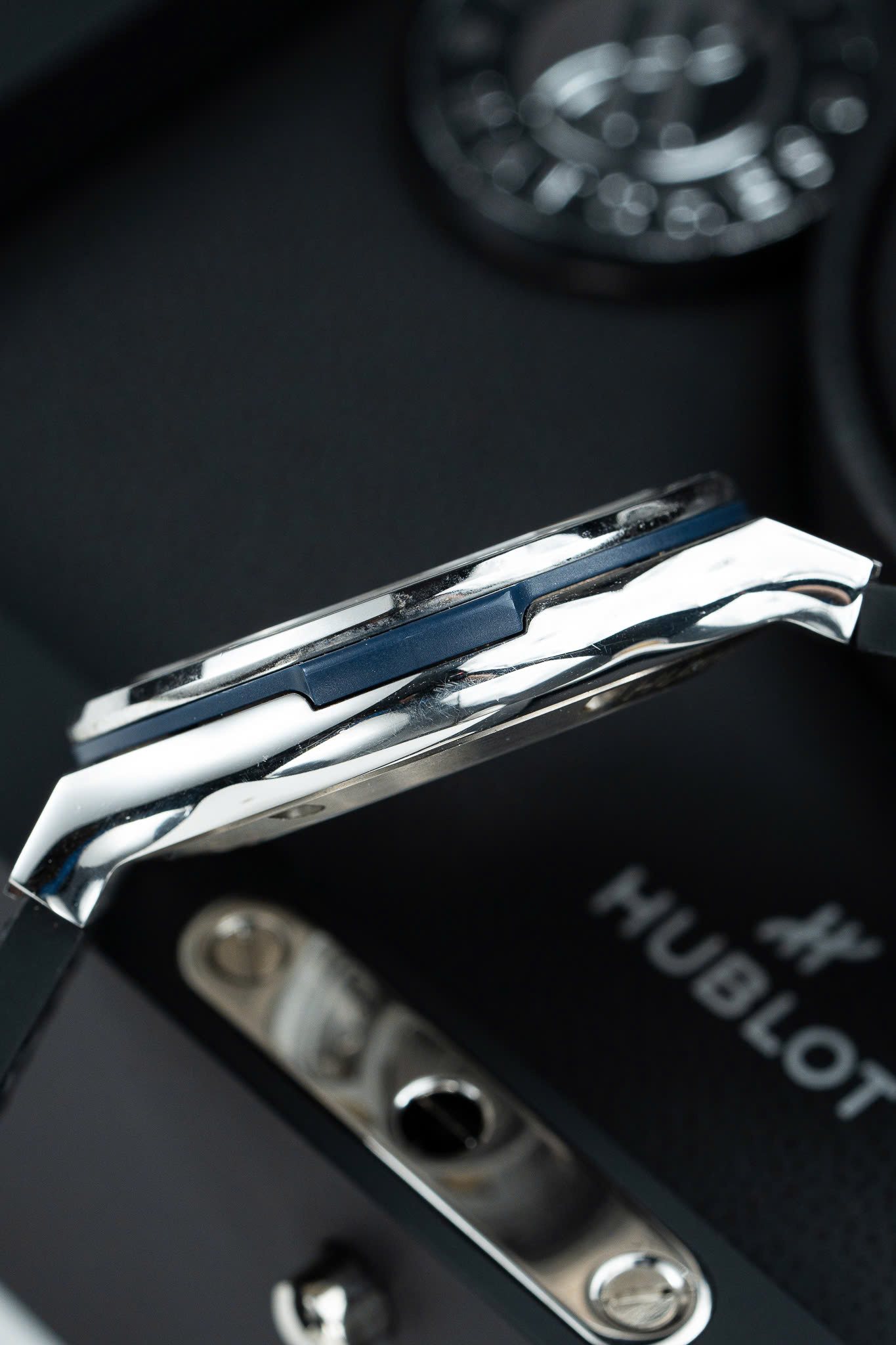 Đồng Hồ Hublot Classic Fusion Titanium Rainbow Chế Tác Viền Đá Quý Nhân Tạo 42mm (5)