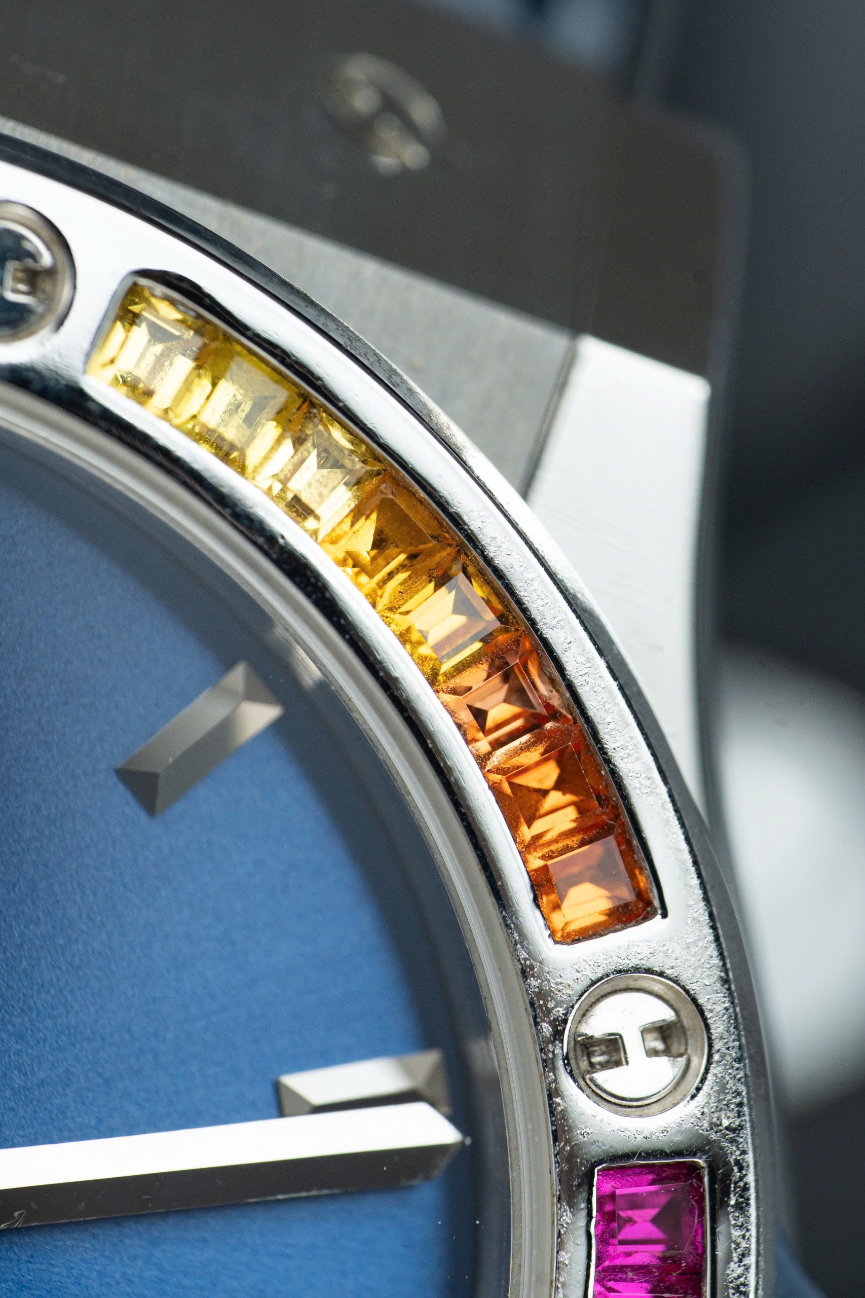 Đồng Hồ Hublot Classic Fusion Titanium Rainbow Chế Tác Viền Đá Quý Nhân Tạo 42mm (6)