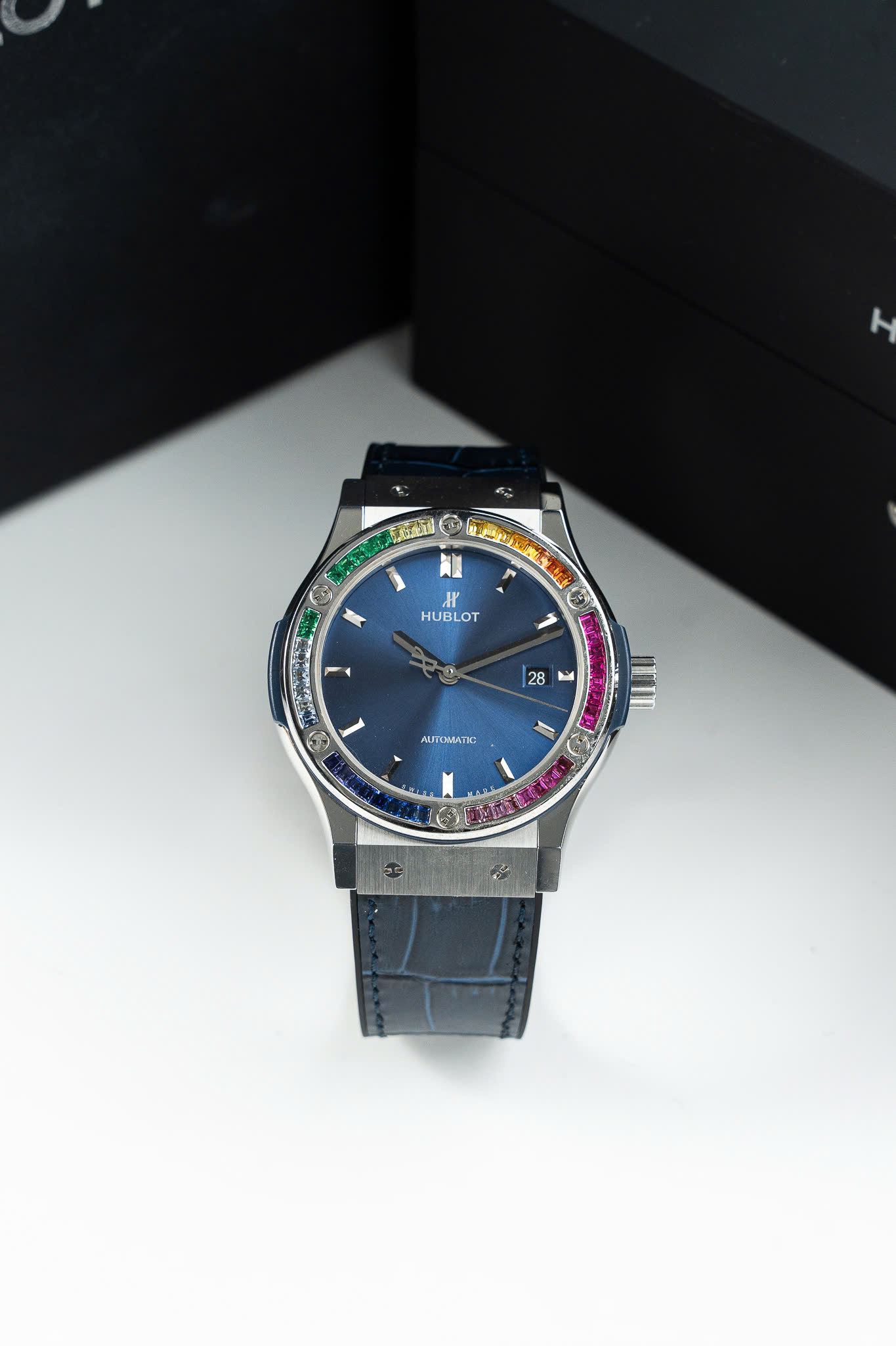 Đồng Hồ Hublot Classic Fusion Titanium Rainbow Chế Tác Viền Đá Quý Nhân Tạo 42mm (7)