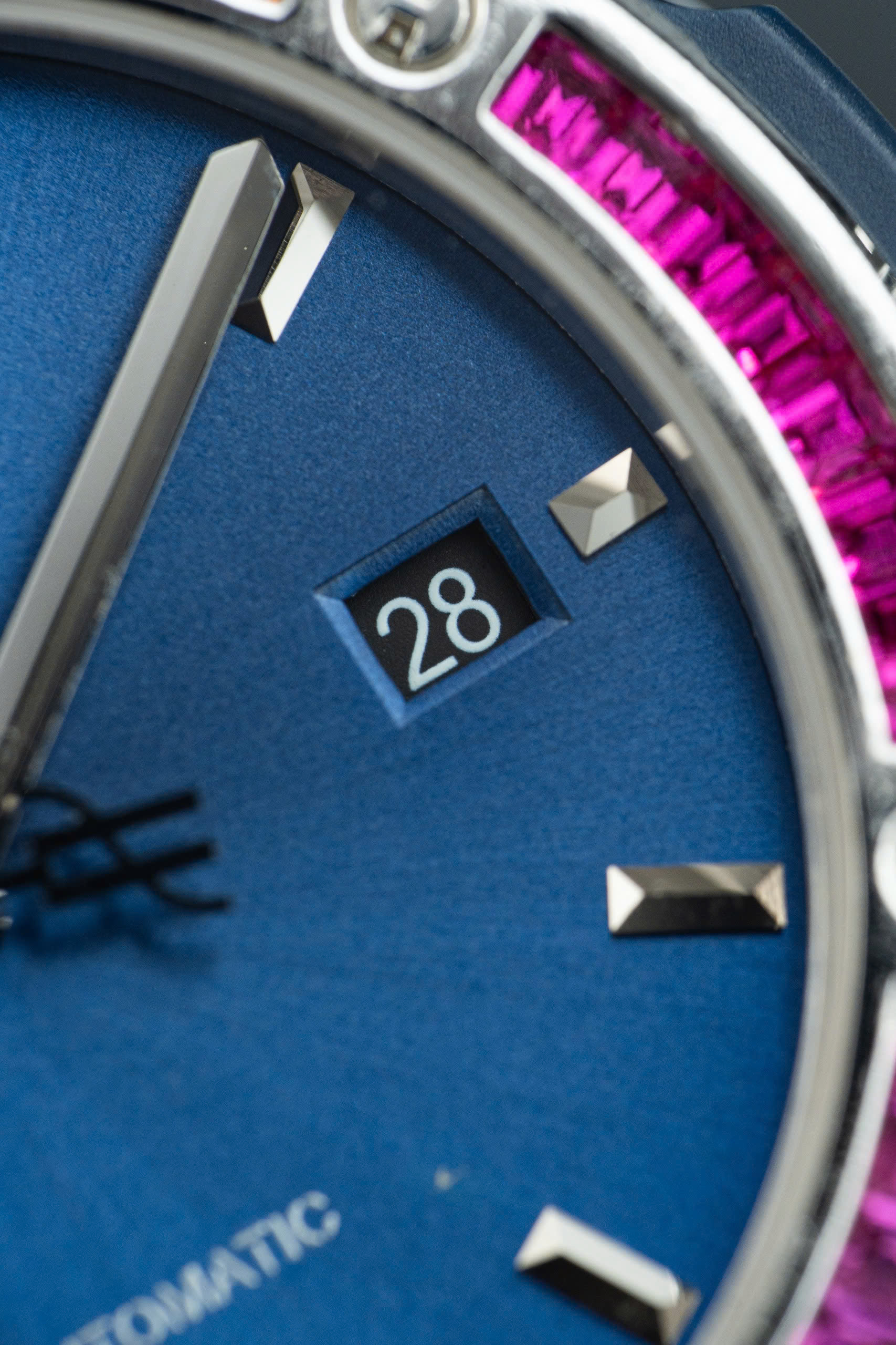 Đồng Hồ Hublot Classic Fusion Titanium Rainbow Chế Tác Viền Đá Quý Nhân Tạo 42mm (8) Đồng Hồ Hublot Classic Fusion Titanium Rainbow Chế Tác Viền Đá Quý Nhân Tạo 42mm (11)