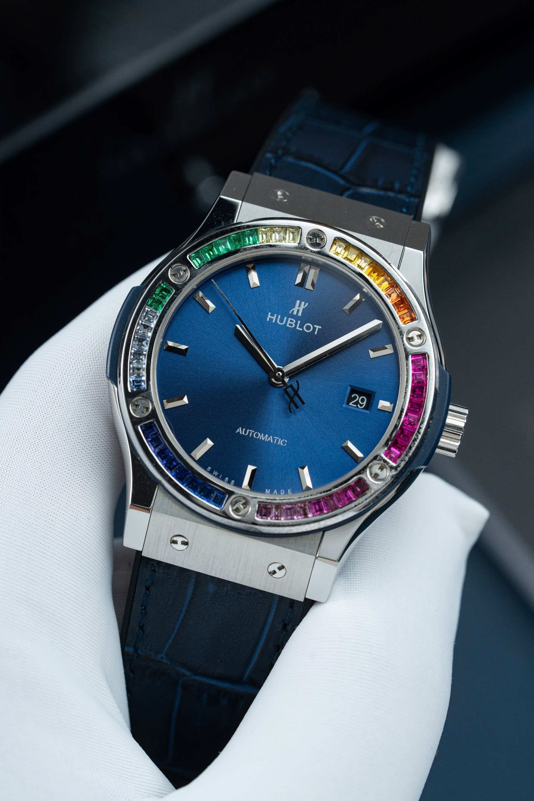 Đồng Hồ Hublot Classic Fusion Titanium Rainbow Chế Tác Viền Đá Quý Nhân Tạo 42mm (9) Đồng Hồ Hublot Classic Fusion Titanium Rainbow Chế Tác Viền Đá Quý Nhân Tạo 42mm (11)