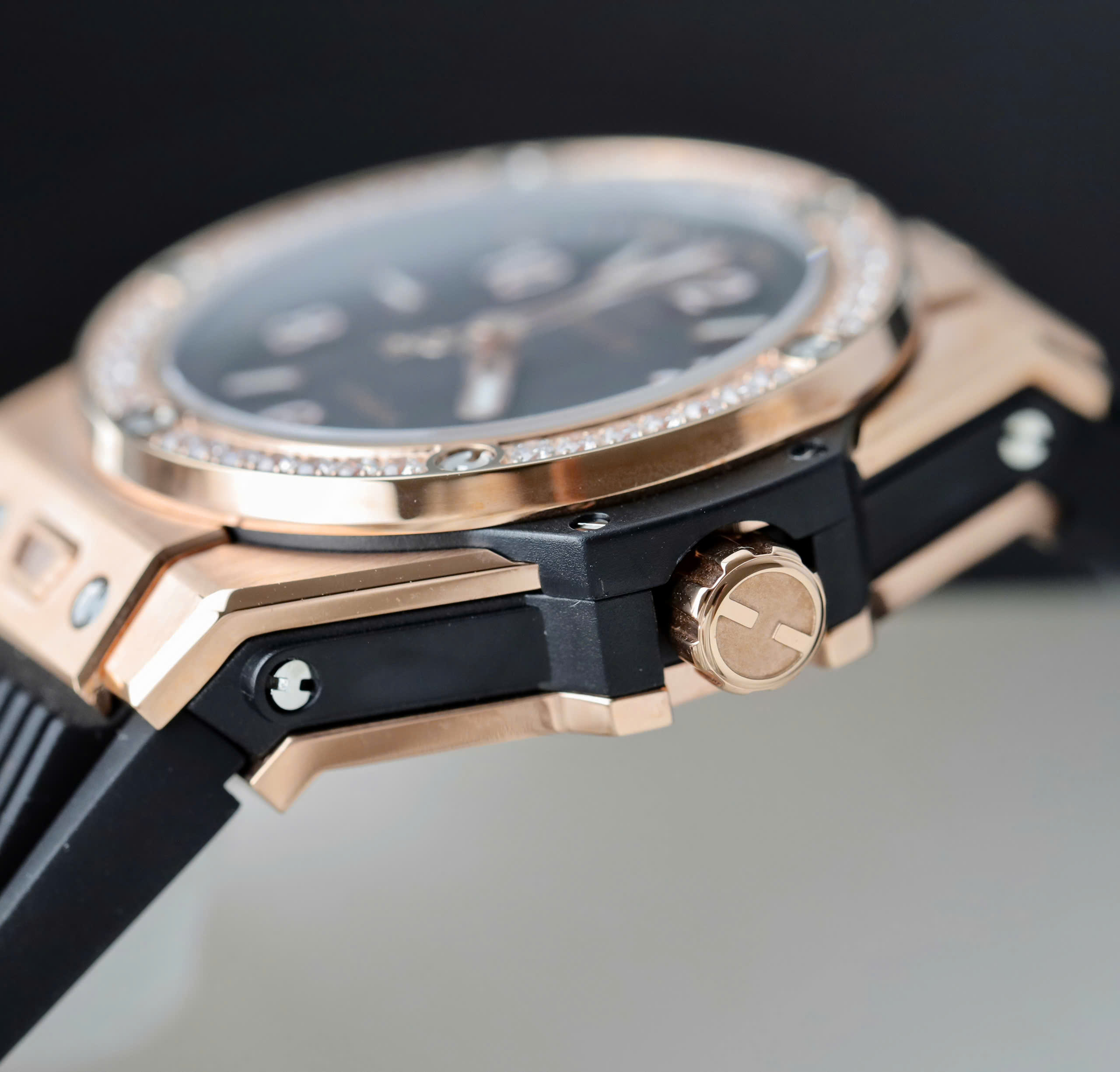 Đồng Hồ Hublot Rep 11 Big Bang One Click King Gold Đính Đá Baguette 39mm (2) Đồng Hồ Hublot Rep 11 Big Bang One Click King Gold Đính Đá Baguette 39mm (9)