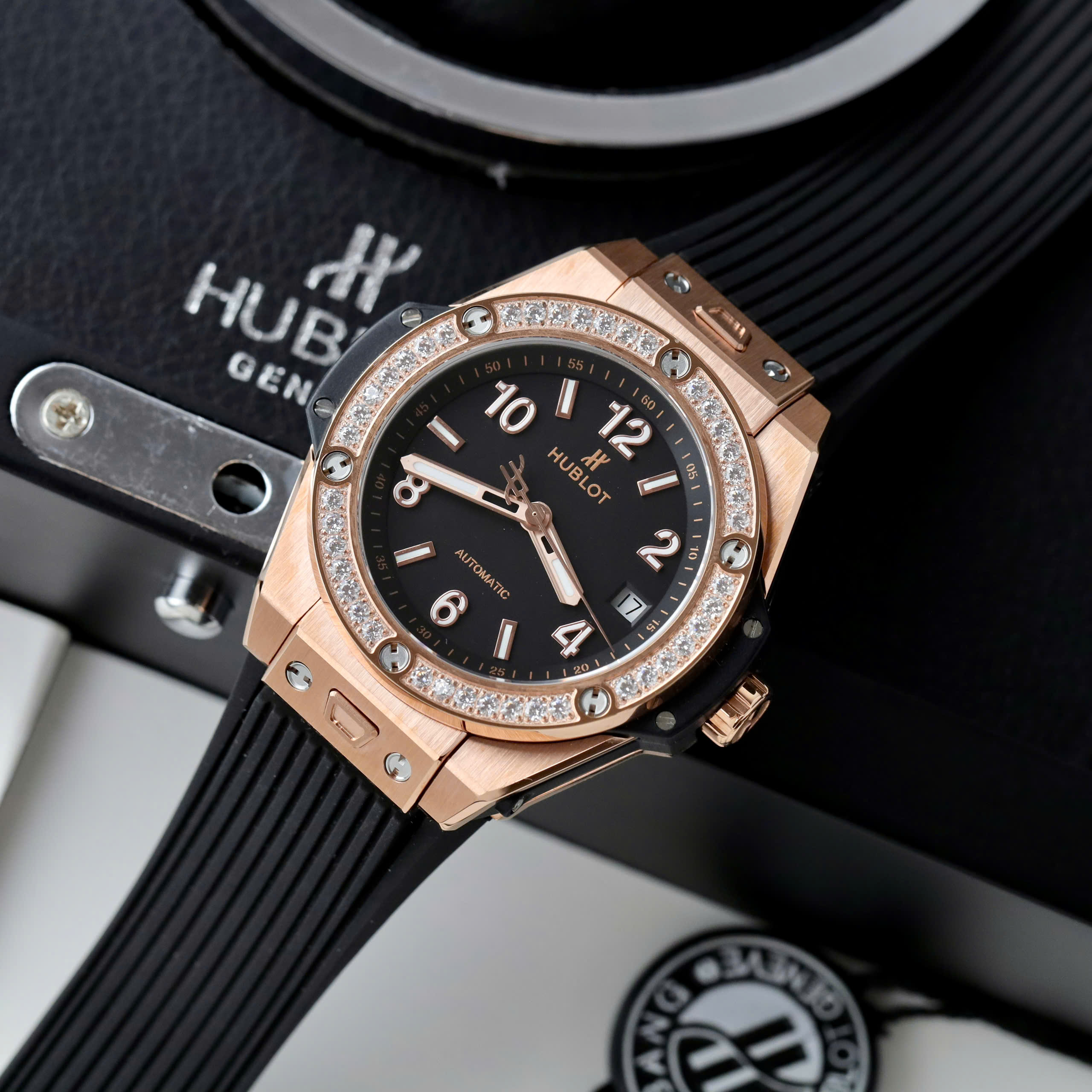 Đồng Hồ Hublot Rep 11 Big Bang One Click King Gold Đính Đá Baguette 39mm (4) Đồng Hồ Hublot Rep 11 Big Bang One Click King Gold Đính Đá Baguette 39mm (9)