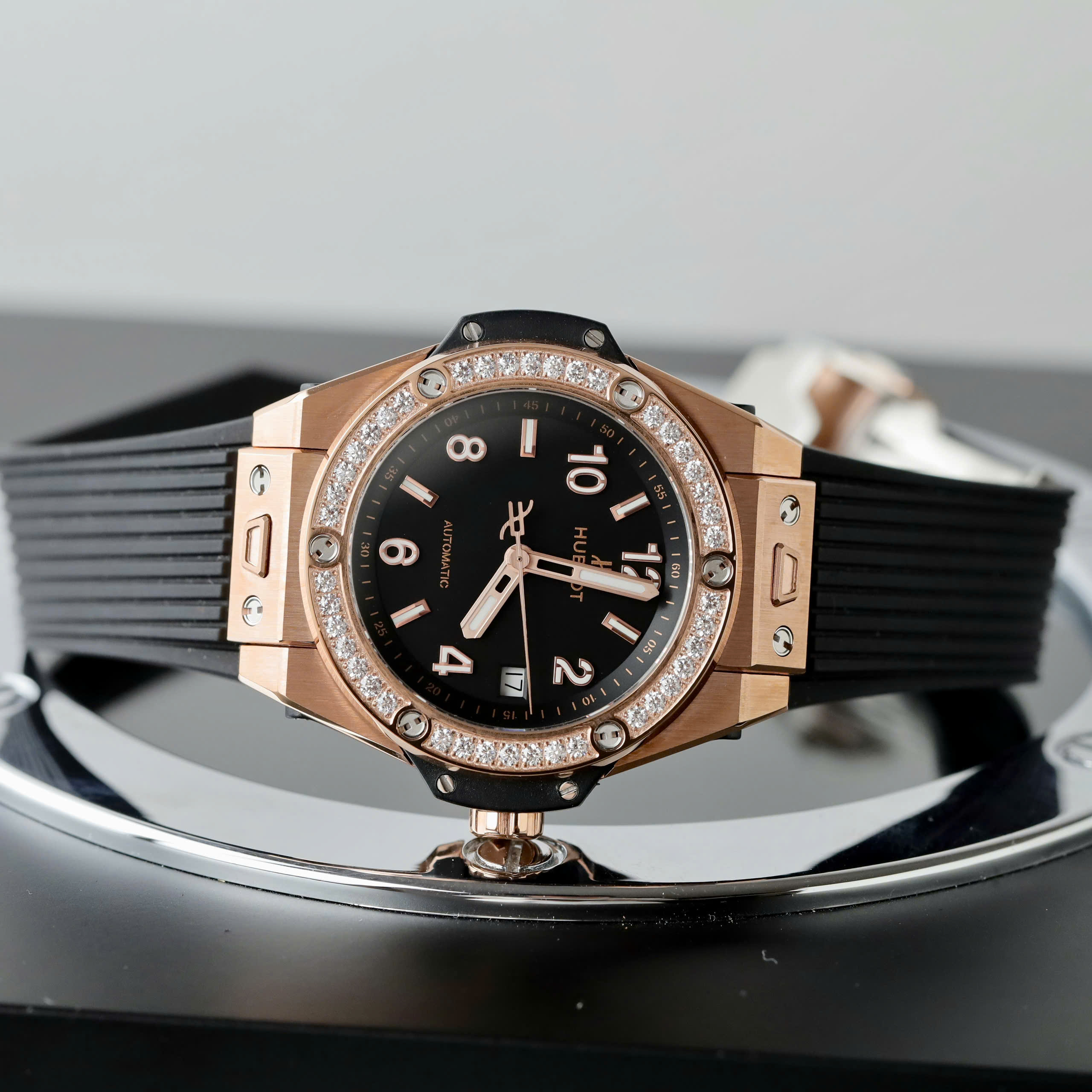 Đồng Hồ Hublot Rep 11 Big Bang One Click King Gold Đính Đá Baguette 39mm (5) Đồng Hồ Hublot Rep 11 Big Bang One Click King Gold Đính Đá Baguette 39mm (9)