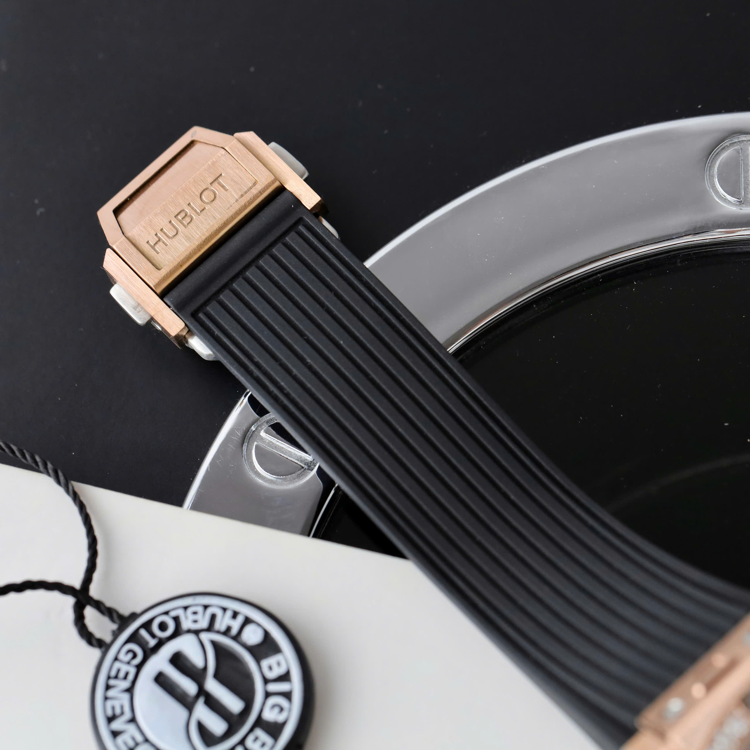 Đồng Hồ Hublot Rep 11 Big Bang One Click King Gold Đính Đá Baguette 39mm (8) Đồng Hồ Hublot Rep 11 Big Bang One Click King Gold Đính Đá Baguette 39mm (9)