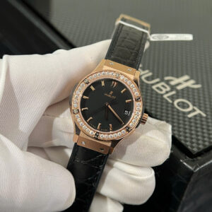 Đồng Hồ Nữ Hublot Chế Tác Đính Kim Cương Moissanite Classic Fusion King Gold 33mm (2)