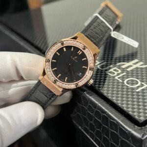 Đồng Hồ Nữ Hublot Chế Tác Đính Kim Cương Moissanite Classic Fusion King Gold 33mm (2)