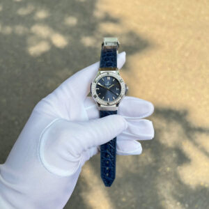 Đồng Hồ Nữ Hublot Chế Tác Đính Moissanite Classic Fusion Titanium Mặt Xanh Dương 33mm (1)