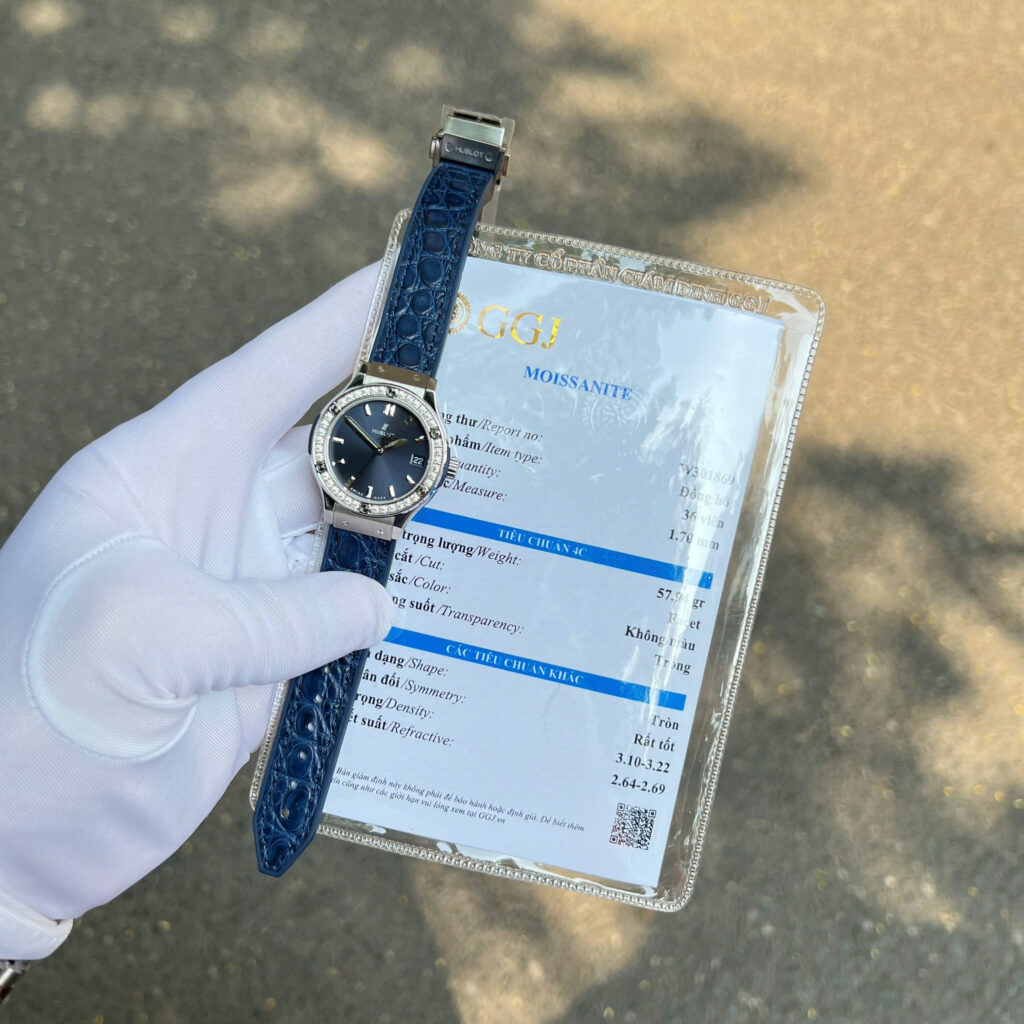 Đồng Hồ Nữ Hublot Chế Tác Đính Moissanite Classic Fusion Titanium Mặt Xanh Dương 33mm (1)