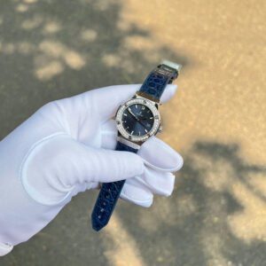 Đồng Hồ Nữ Hublot Chế Tác Đính Moissanite Classic Fusion Titanium Mặt Xanh Dương 33mm (1)