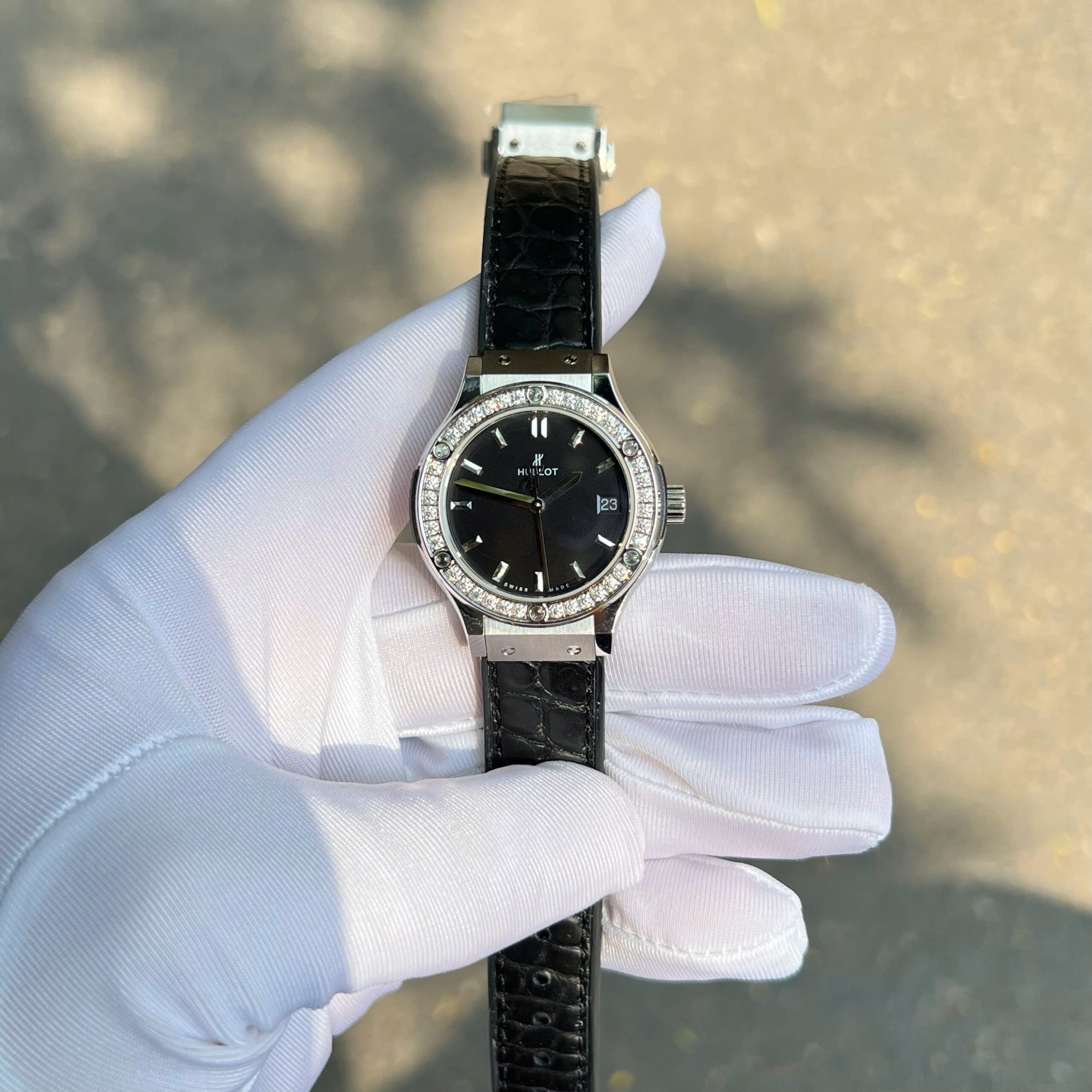 Đồng Hồ Nữ Hublot Chế Tác Độ Kim Cương Moissanite Classic Fusion Titanium Mặt Đen 33mm (1) Đồng Hồ Nữ Hublot Chế Tác Độ Kim Cương Moissanite Classic Fusion Titanium Mặt Đen 33mm (3)