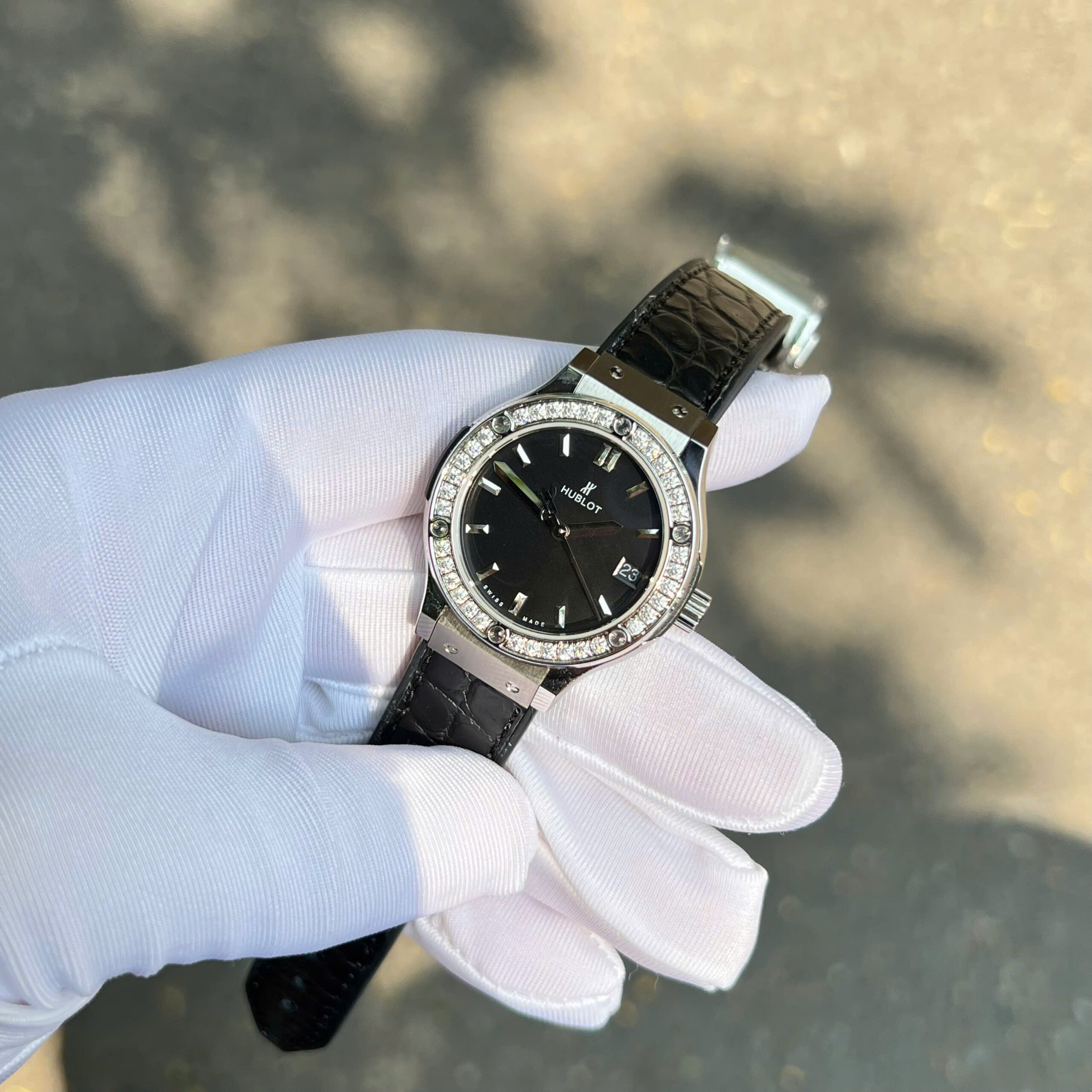 Đồng Hồ Nữ Hublot Chế Tác Độ Kim Cương Moissanite Classic Fusion Titanium Mặt Đen 33mm (2)