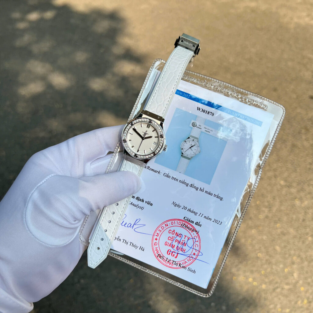 Đồng Hồ Nữ Hublot Chế Tác Độ Kim Cương Moissanite Classic Fusion Titanium Màu Trắng 33mm (6)