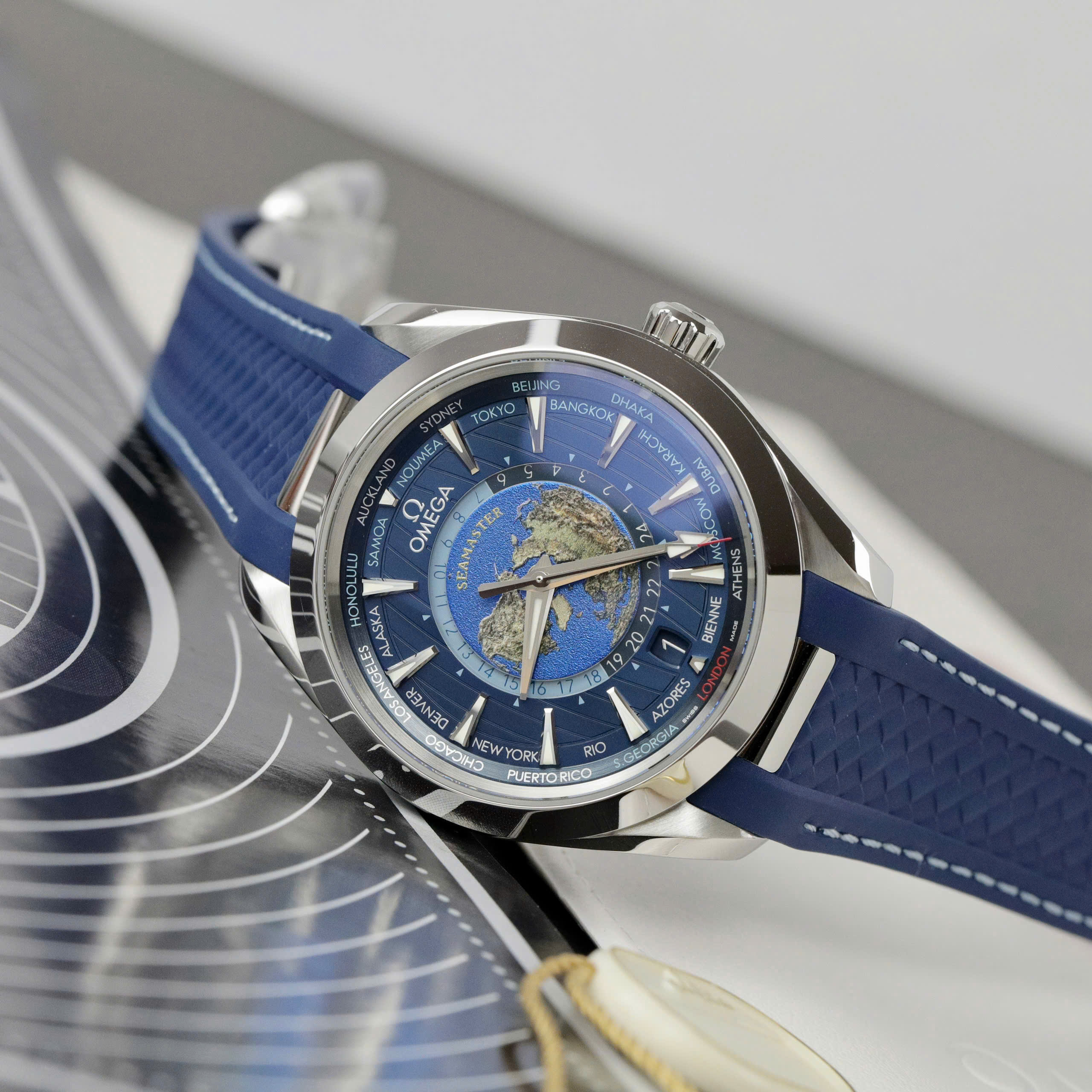 Đồng Hồ Omega Replica Aqua Terra World Timer Dây Cao Su Màu Xanh Nhà Máy VS 41mm (5) Đồng Hồ Omega Replica Aqua Terra World Timer Dây Cao Su Màu Xanh Nhà Máy VS 41mm (9)